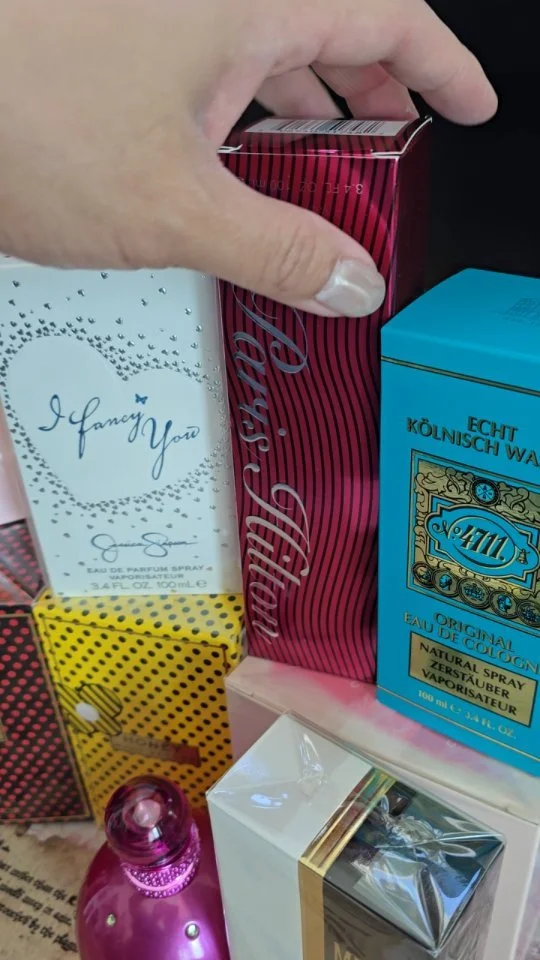 Got these for my birthday and they finally came in. Total #flashbackfriday
#perfumeaddict #tommygirl #britneyfantasy #jessicasimpson #marcjacobs #parishilton #alyssaashley #smellsgood #fragrancetester #whifflove