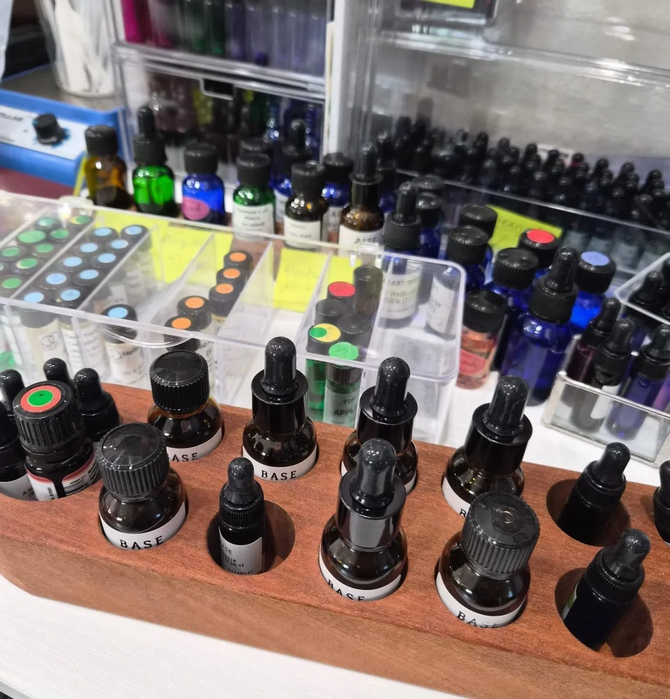 It's dilution day.. 😭
.
.
.
.
.

#PerfumeLab #perfumecollection #perfumery #dilution #FragranceDesign