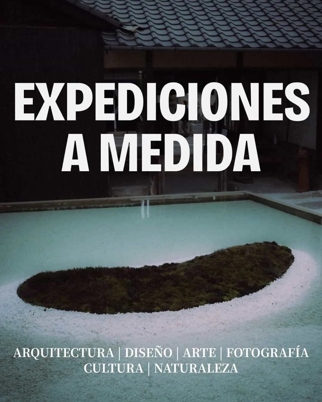 Un estanque con un islote de musgo en un jardín o espacio exterior, con un techo de tejas en el fondo y texto superpuesto que dice "Expediciones a medida" y algunas palabras relacionadas con arquitectura, diseño, arte, fotografía, cultura y naturaleza.