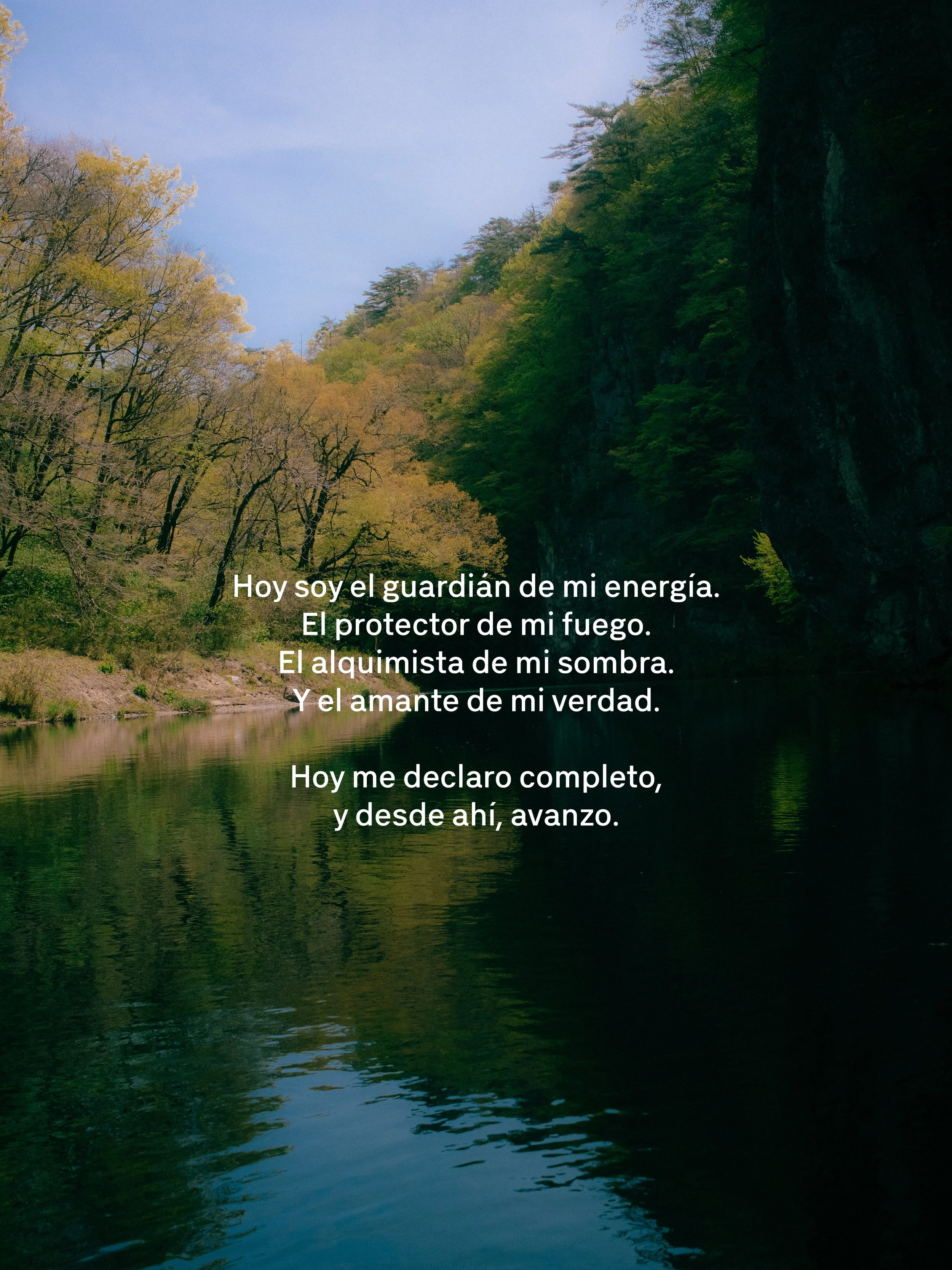 Paisaje de un río rodeado de árboles y un acantilado, con un cielo parcialmente nublado.
