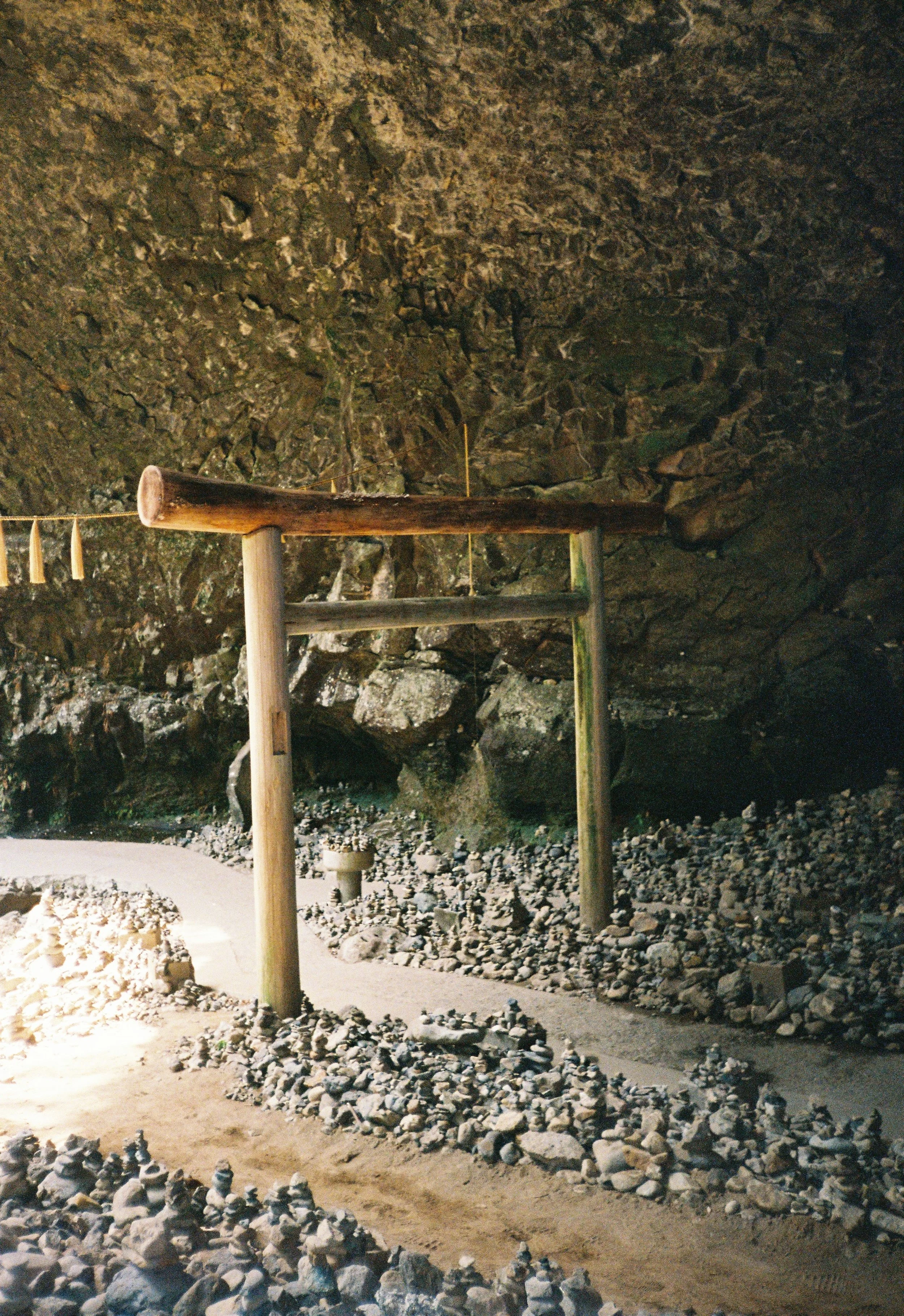 Entrenamiento de trineo de piedra en una cueva con paredes rocosas y suelo cubierto de piedras.