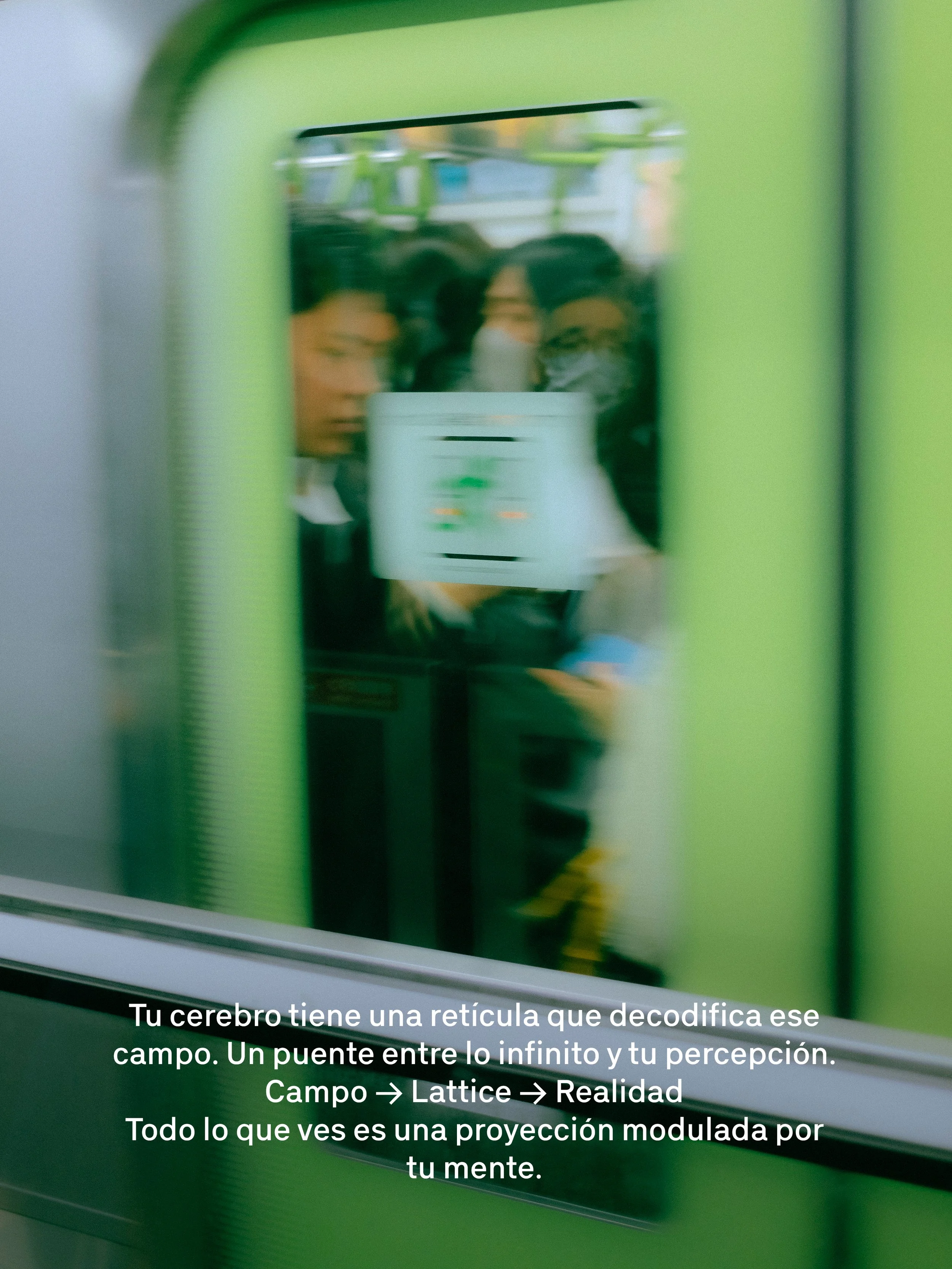 Imagen de un espejo de baño con reflejo de varias personas y texto en la parte inferior que explica la percepción y la realidad en la mente.