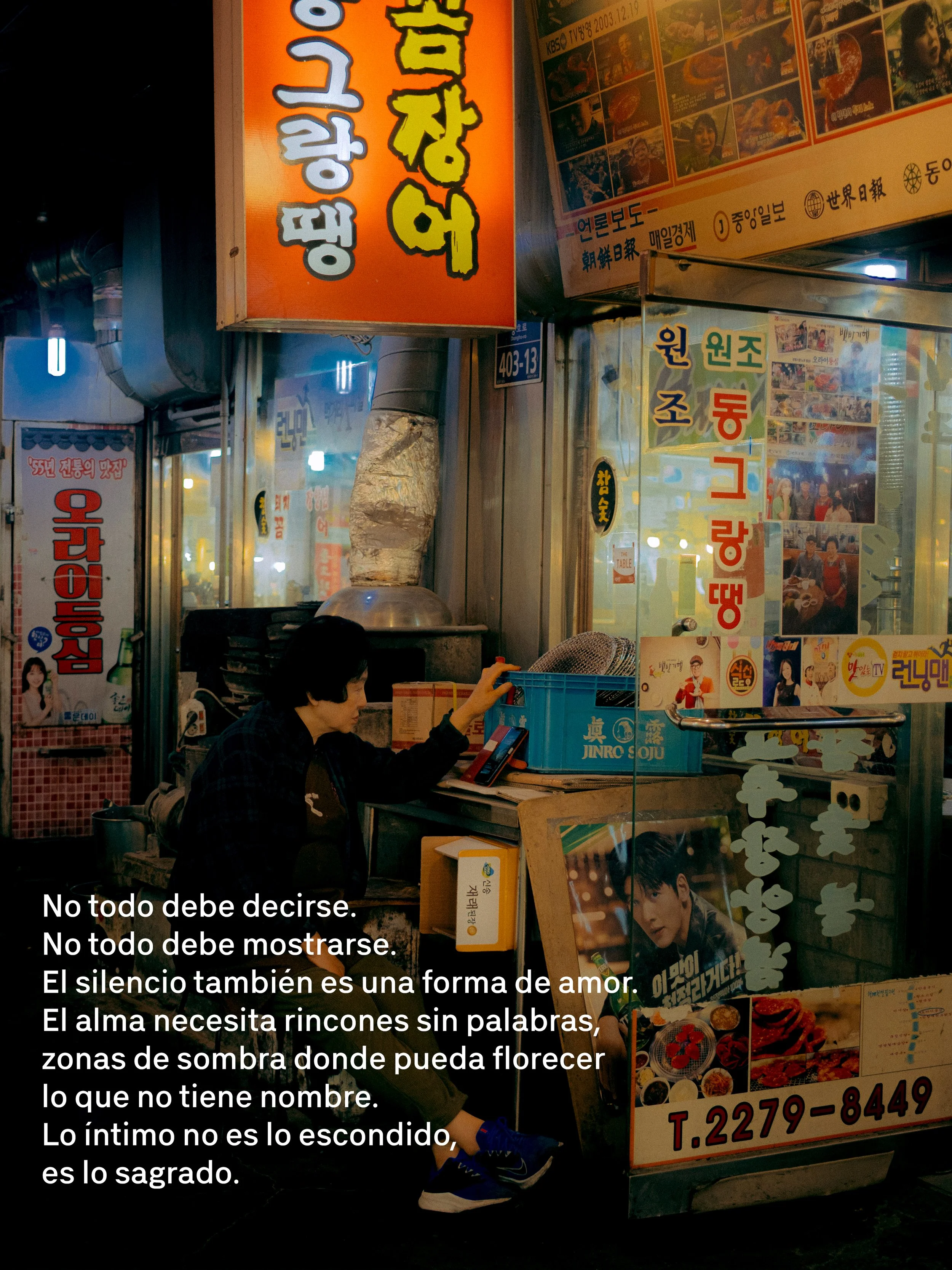 Una escena en un puesto de comida con carteles en diferentes idiomas. En primer plano, hay una mujer con un teléfono móvil en la mano, sentada en una mesa. En el fondo, se ven varios carteles publicitarios y menús, algunos en coreano, japonés y hierba local. La iluminación es moderna y hay un ambiente urbano nocturno.