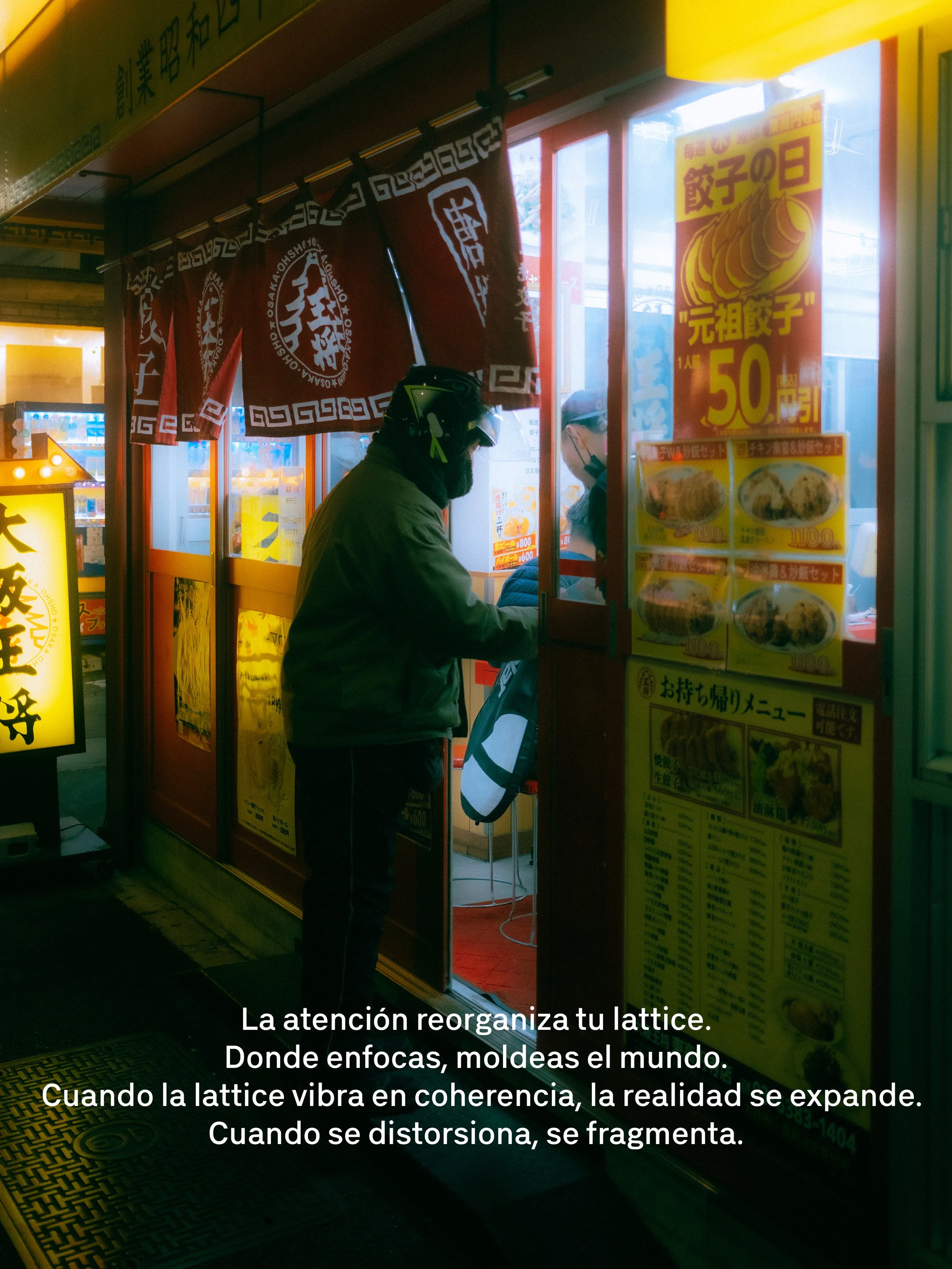 Una entrada a un restaurante de comida rápida con un cartel que anuncia que las empanadas de los domingos cuestan 50 yenes. Dentro, se puede ver a una persona con casco y chaqueta platicando con otra persona. En la pared, hay menús con fotos de platos de comida.