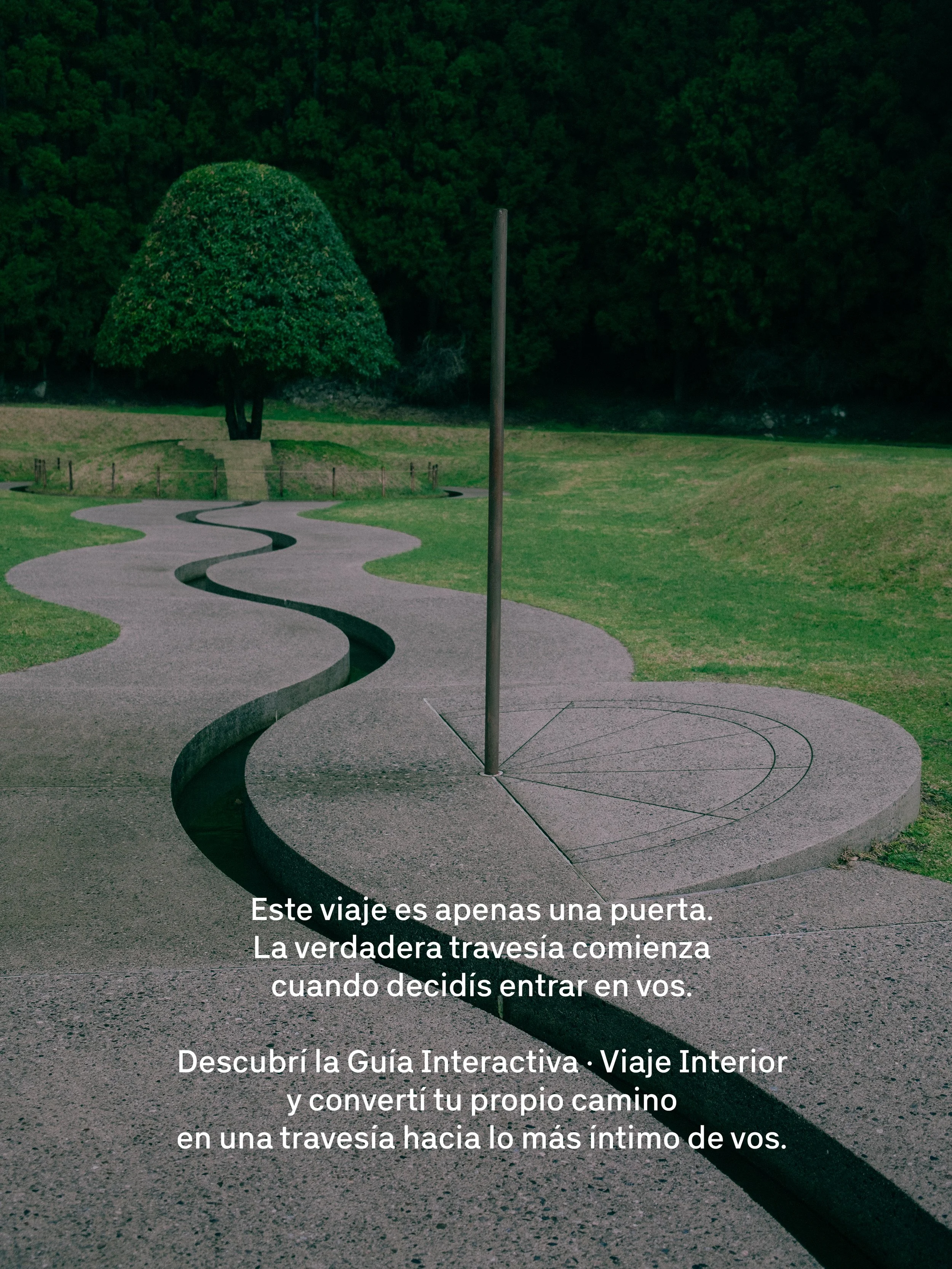 Camino serpenteante en un parque con árbol grande en el fondo y texto en español sobre un viaje interior y autodescubrimiento.