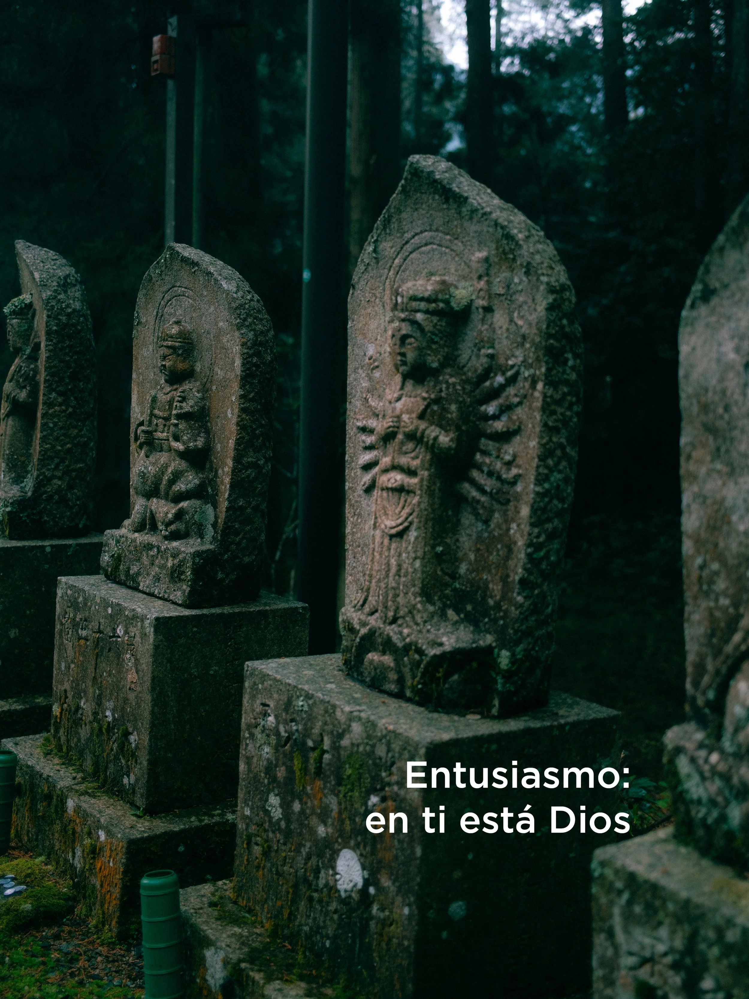 Estatuas de piedra con rostros humanos en un entorno natural con árboles, y texto que dice: 'Entusiasmo: en ti está Dios'.