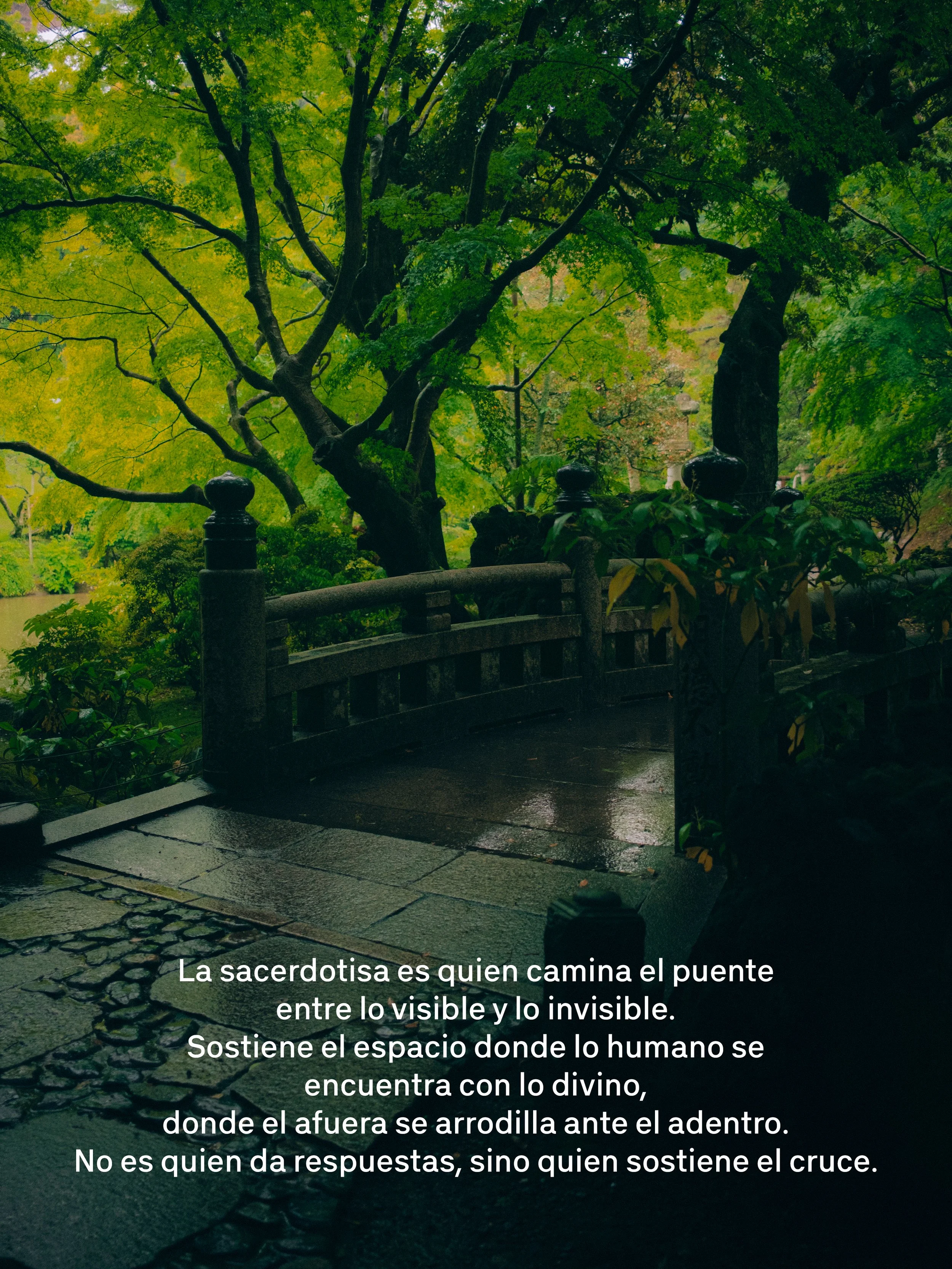 Puente de piedra en un entorno natural con árboles verdes y vegetación. La frase en español en la imagen dice: "La sacerdotisa es quien camina el puente entre lo visible y lo invisible. Sostiene el espacio donde lo humano se encuentra con lo divino, donde el afuera se arrodilla ante el adentro. No es quien da respuestas, sino quien sostiene el cruce."