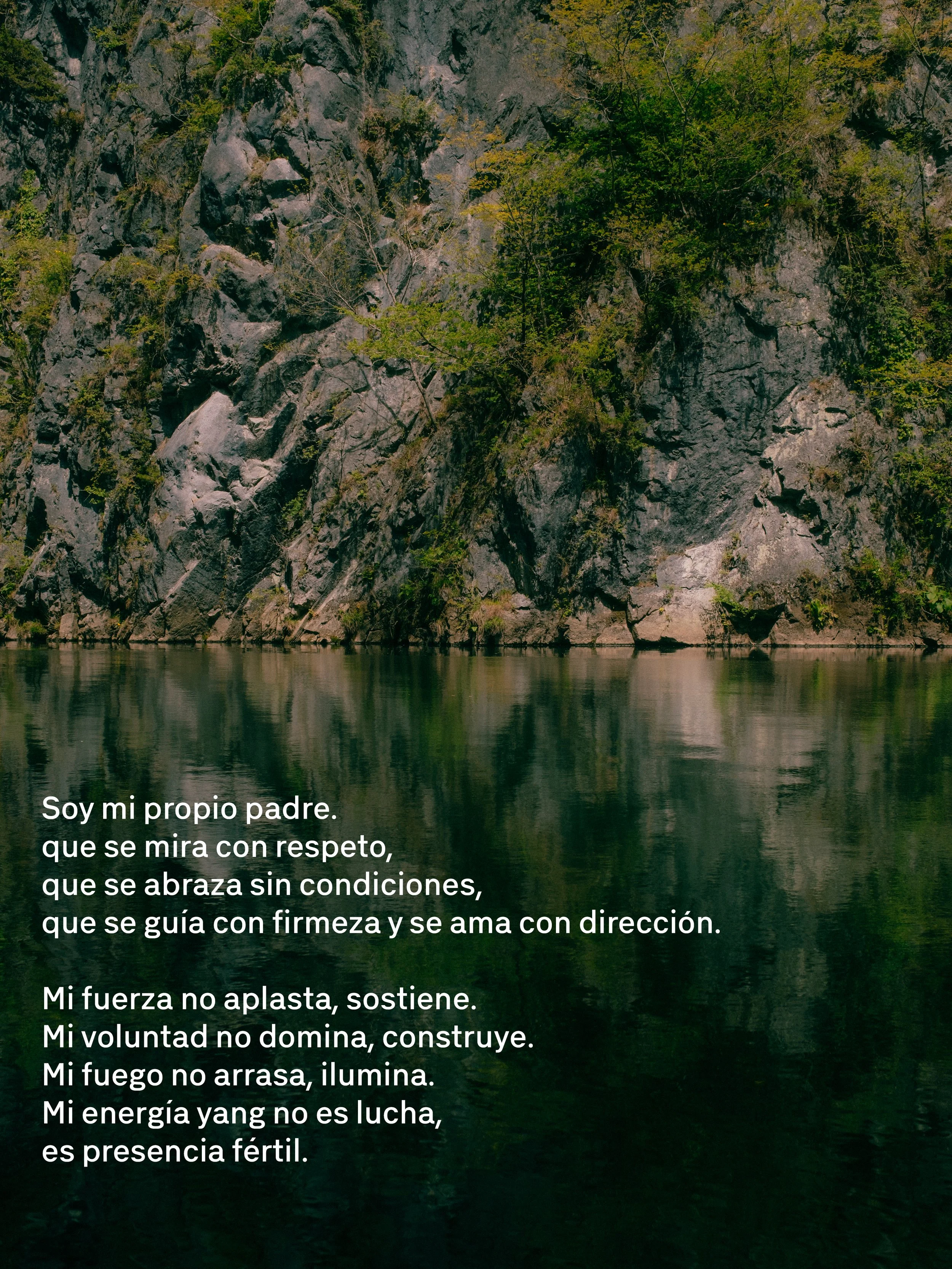 Un acantilado rocoso junto a un río, con vegetación en la parte superior.