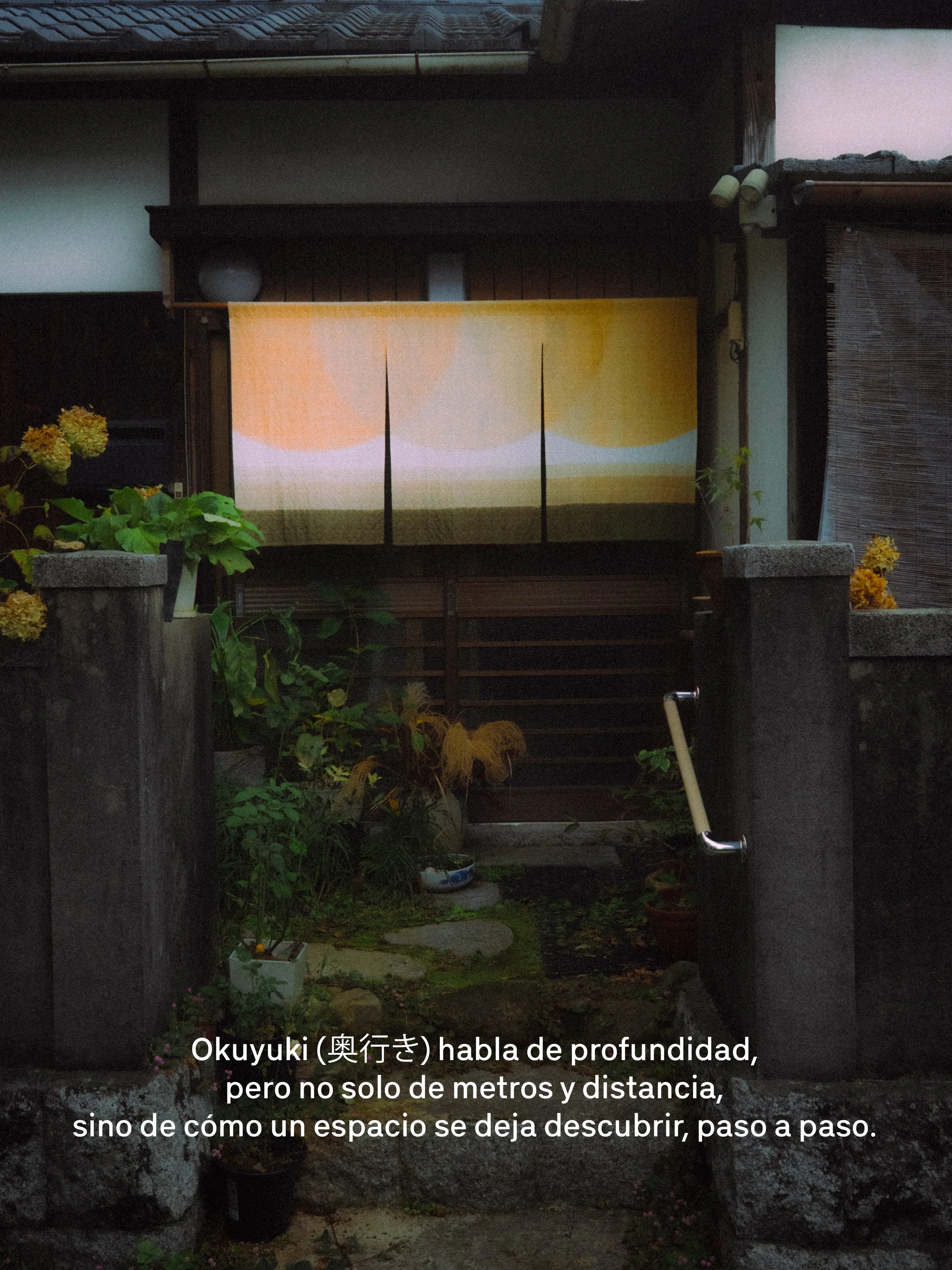 Una entrada a un espacio exterior con plantas en macetas y piedras, con un telón decorativo de colores pastel que cubre parcialmente el acceso. Subtítulos en la parte inferior hablan de una expresión profunda y cómo se descubre un espacio paso a paso.