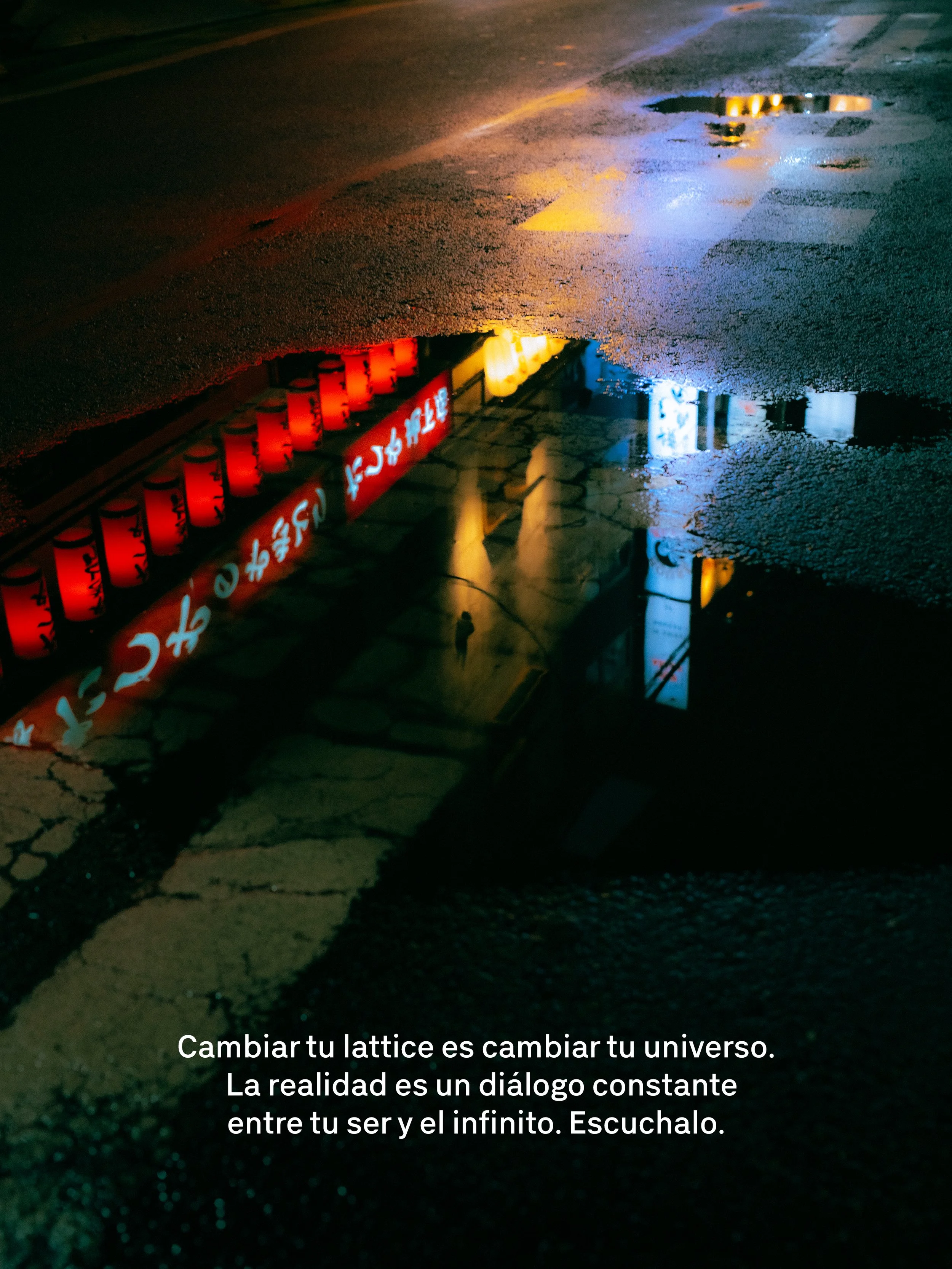 Reflejo de luces de neón en charco en calle de noche con mensaje en español: "Cambiar tu lattice es cambiar tu universo. La realidad es un diálogo constante entre tu ser y el infinito. Escúchalo."