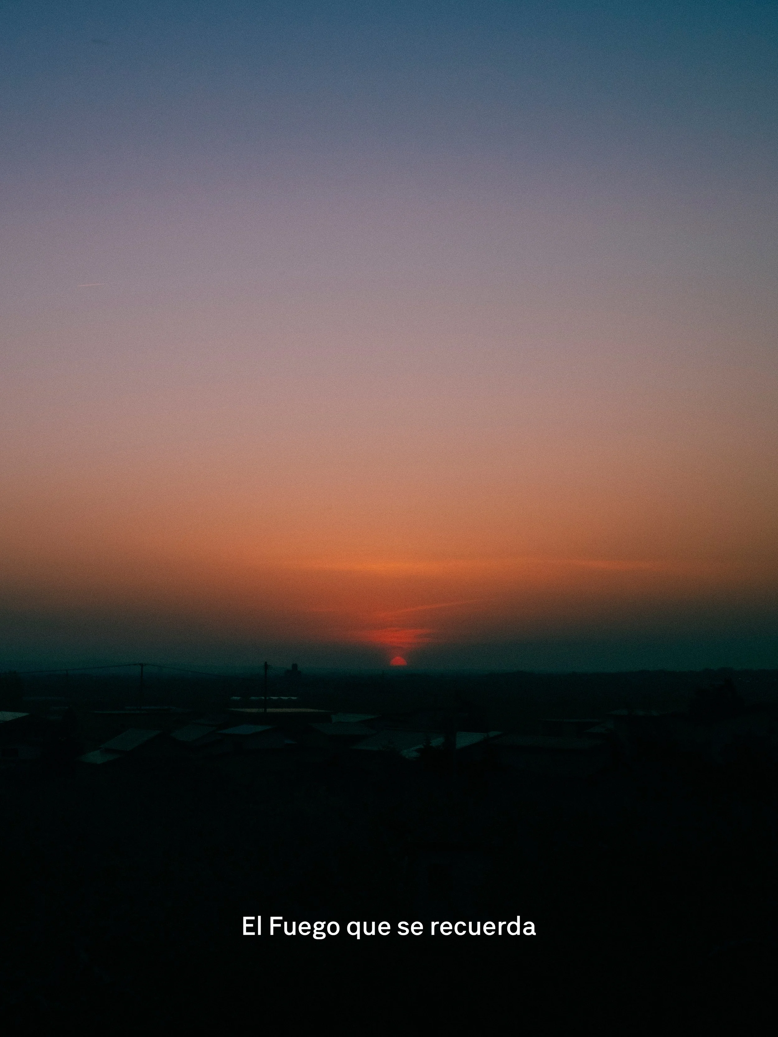 Atardecer con el sol desapareciendo en el horizonte, cielo en tonos azul, rosa y naranja, sin objetos específicos visibles.