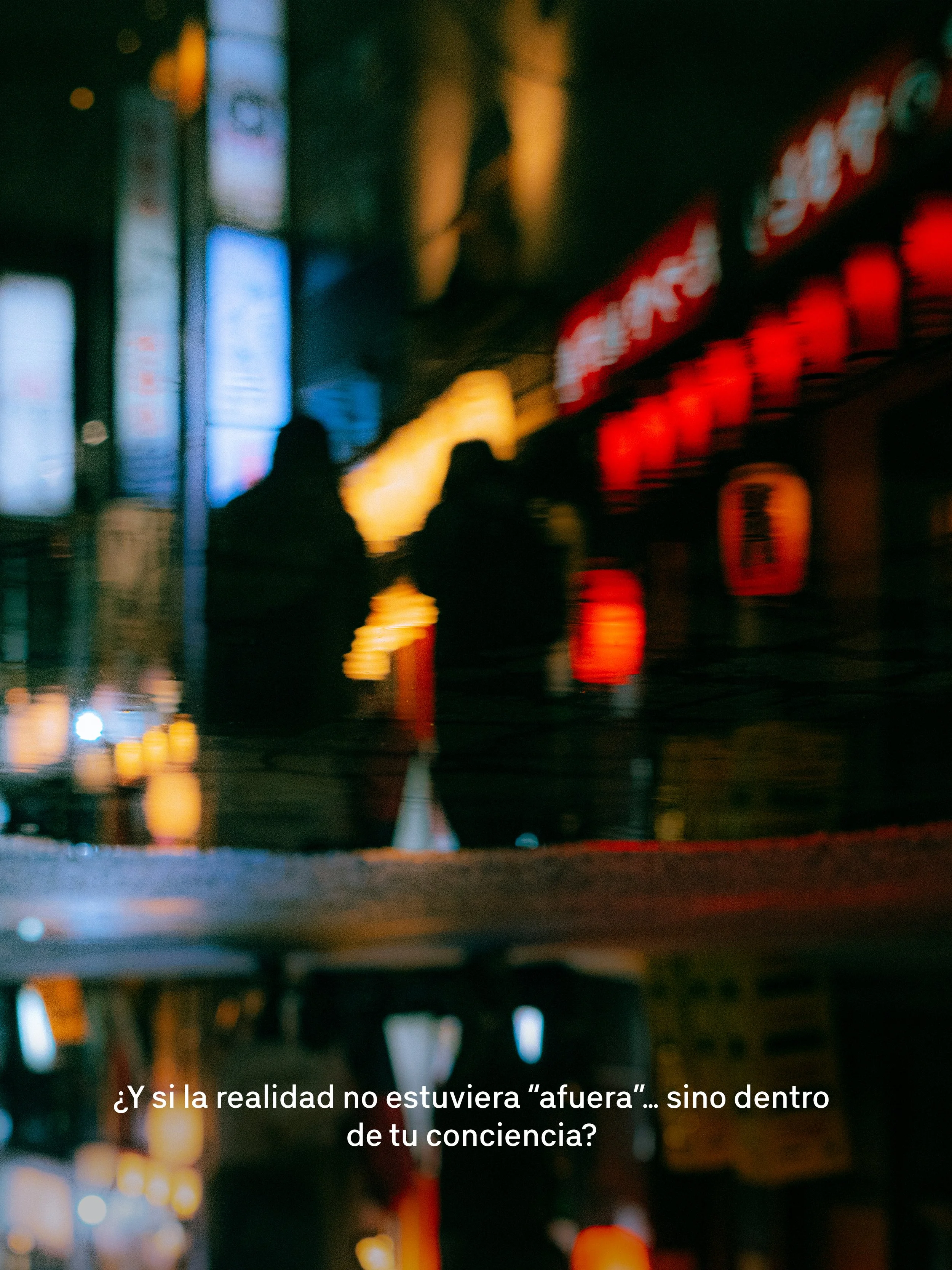 Una imagen borrosa de un entorno urbano nocturno con luces de neón en diversos colores y siluetas de personas. Hay un mensaje en la parte inferior que dice: '¿Y si la realidad no estuviera 