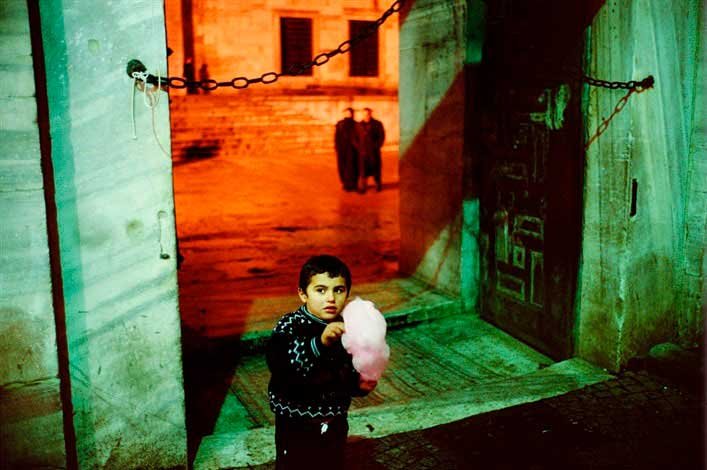Alex-Webb-Outside-of-the-Blue-Mosque-during-Ramadan.-Istanbul-Turkey-2001.jpg