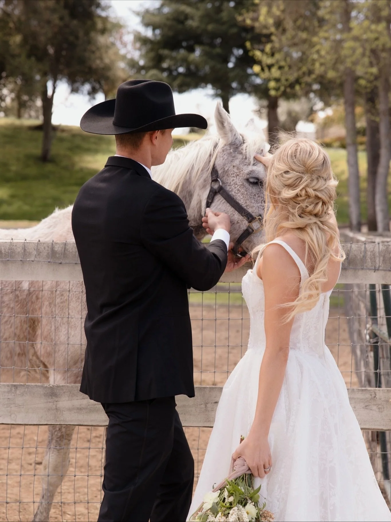 The most gorgeous western chic day in Santa Ynez 🫶🏻

 

Planners/Design @sierrajamesevents 
Photographer: @clairekeehleyphotography 
Hosts @sierrajamesevents &amp;@ariele_photography
Venue @Santaynezranchevents 
Florist @Thistleoakfloralco
Signage 