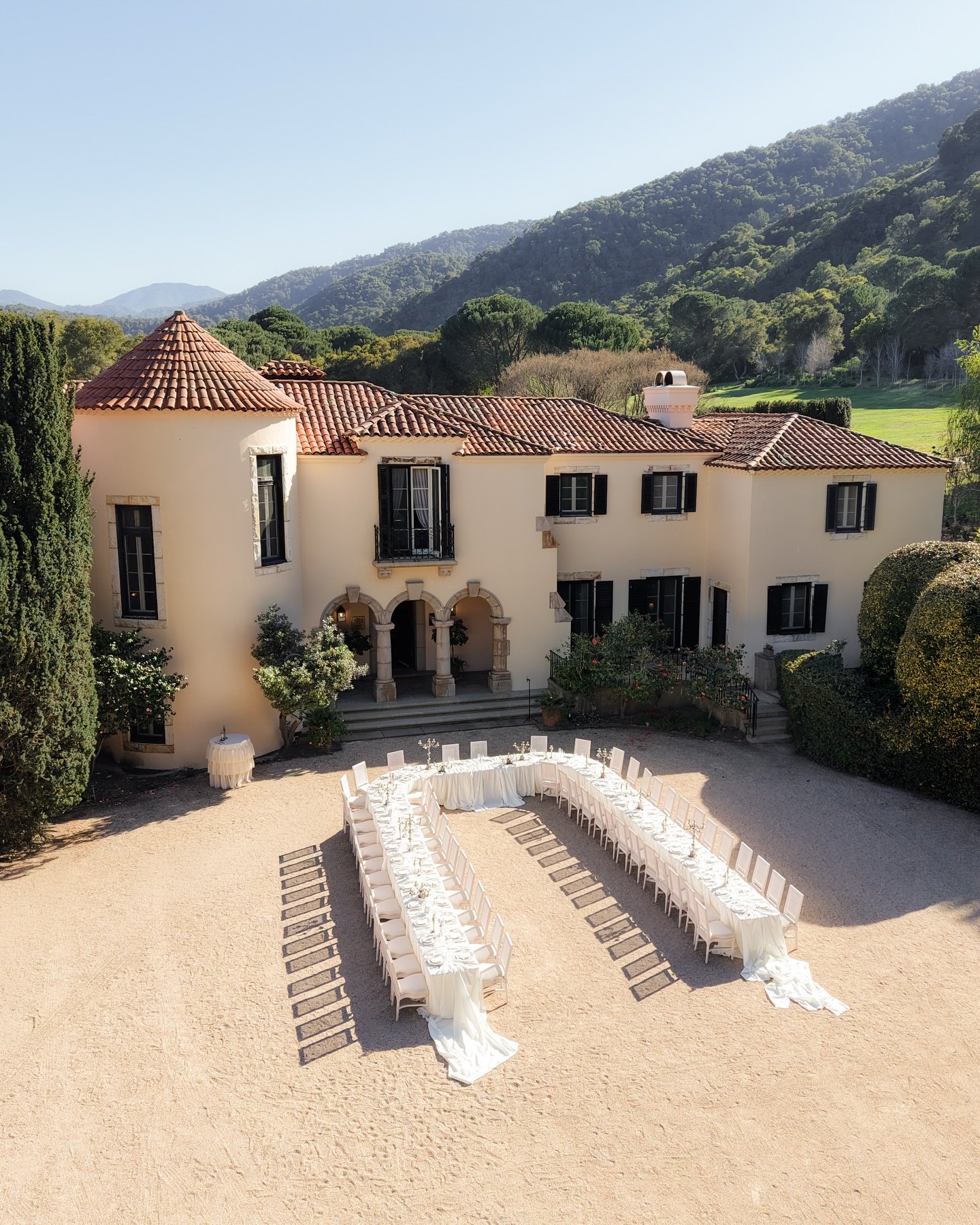 reception first look at stonepine 🕯️🤏🏼
.
.
Planner &amp; Design @Sierrajamesevents
Photographer: @clairekeehleyphotography 
Hosts: @Sierrajamesevents @Ariele_photography @Sierradawnphoto
Venue: @Stonepineestate
Florals: @Thistleoakfloralco
Glam: @