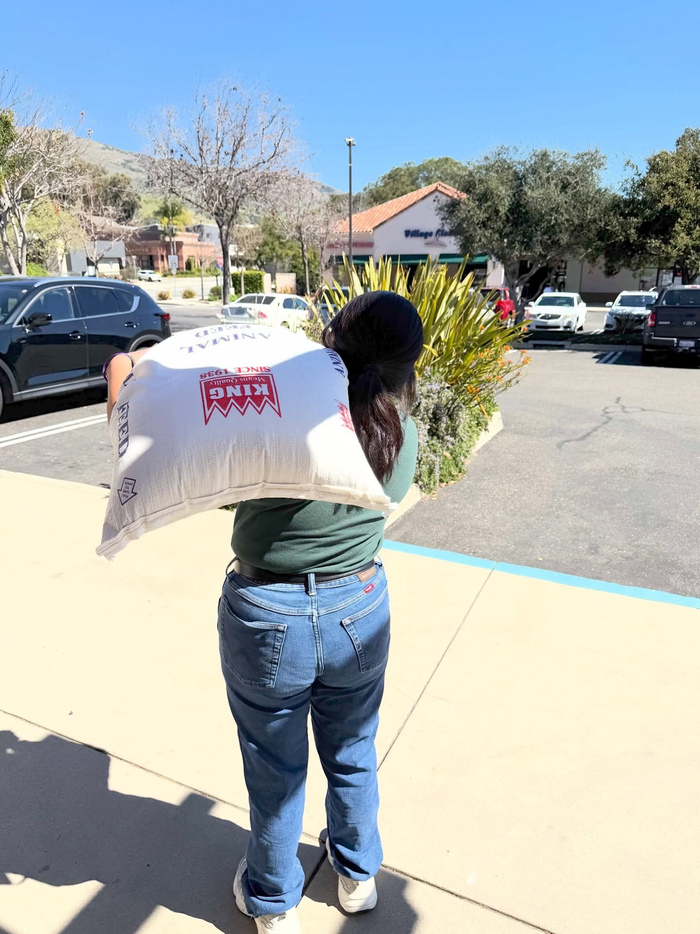 Last day of our Feed Sale!!🌾

$4 off King Feed 50 lb bags
$2 off King Feed 25 lb bags
$2 off Mountain Sunrise 50 lb bags
50% off Mountain Sunrise Hay Boxes
$2 off Total Equine Feed