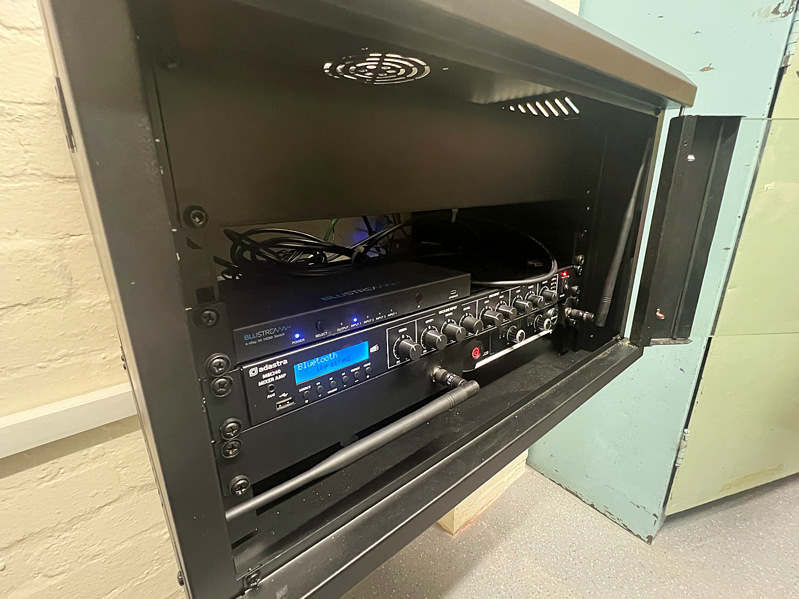 Bluestream video distribution with simple switching device