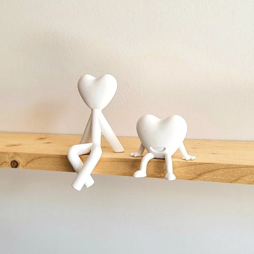 des figurines déco positives en forme de bonhomme à tête de cœur