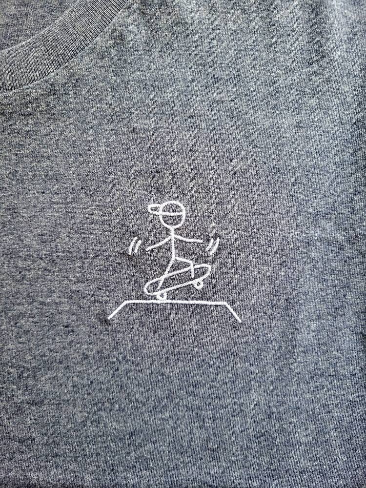 Tee shirt_bleu_modèle Skater boy_broderie.jpg