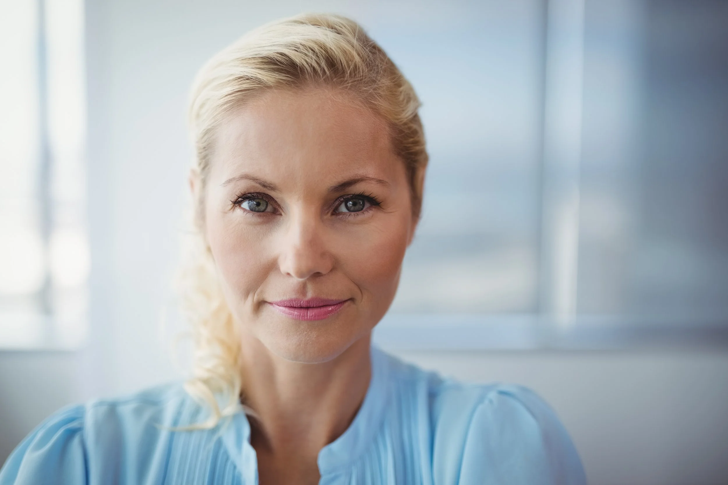 woman-with-blond-hair-smiling-in-office-setting-2026-01-09-09-09-20-utc.jpg