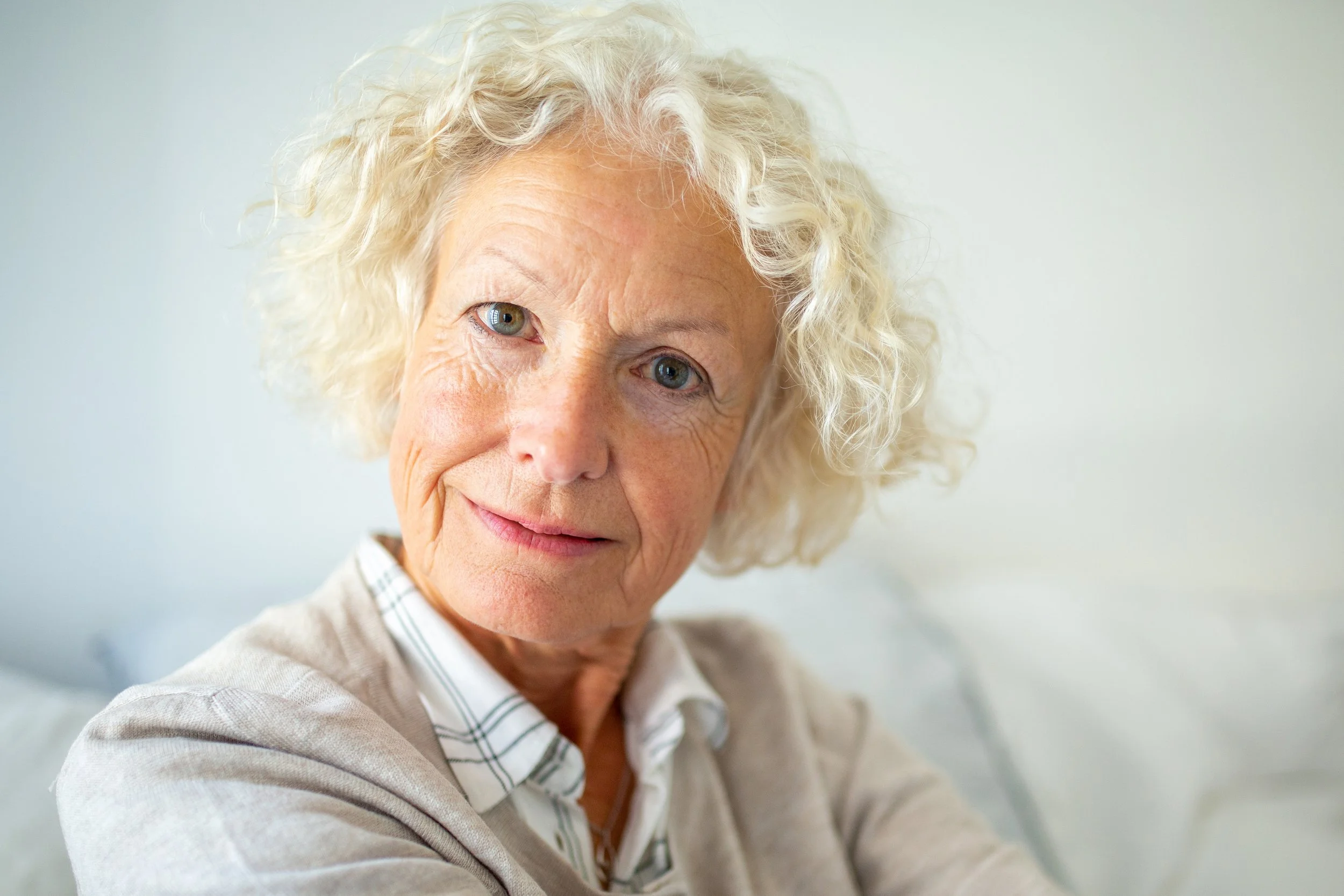 close-up-elderly-woman-relaxing-at-home-and-lookin-2026-03-10-00-02-08-utc.jpg