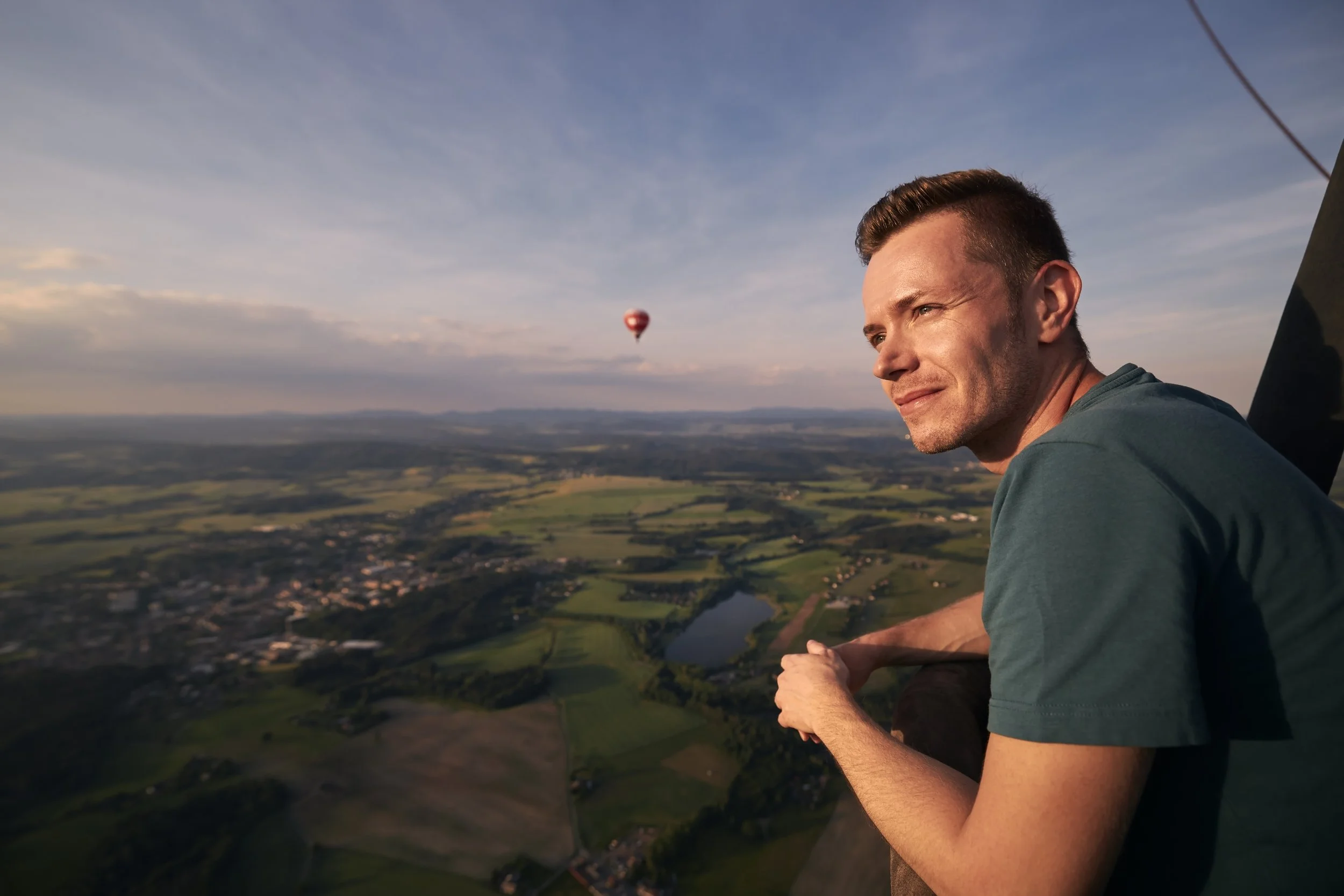 man-enjoying-view-from-hot-air-balloon-2026-03-18-20-39-04-utc.jpg