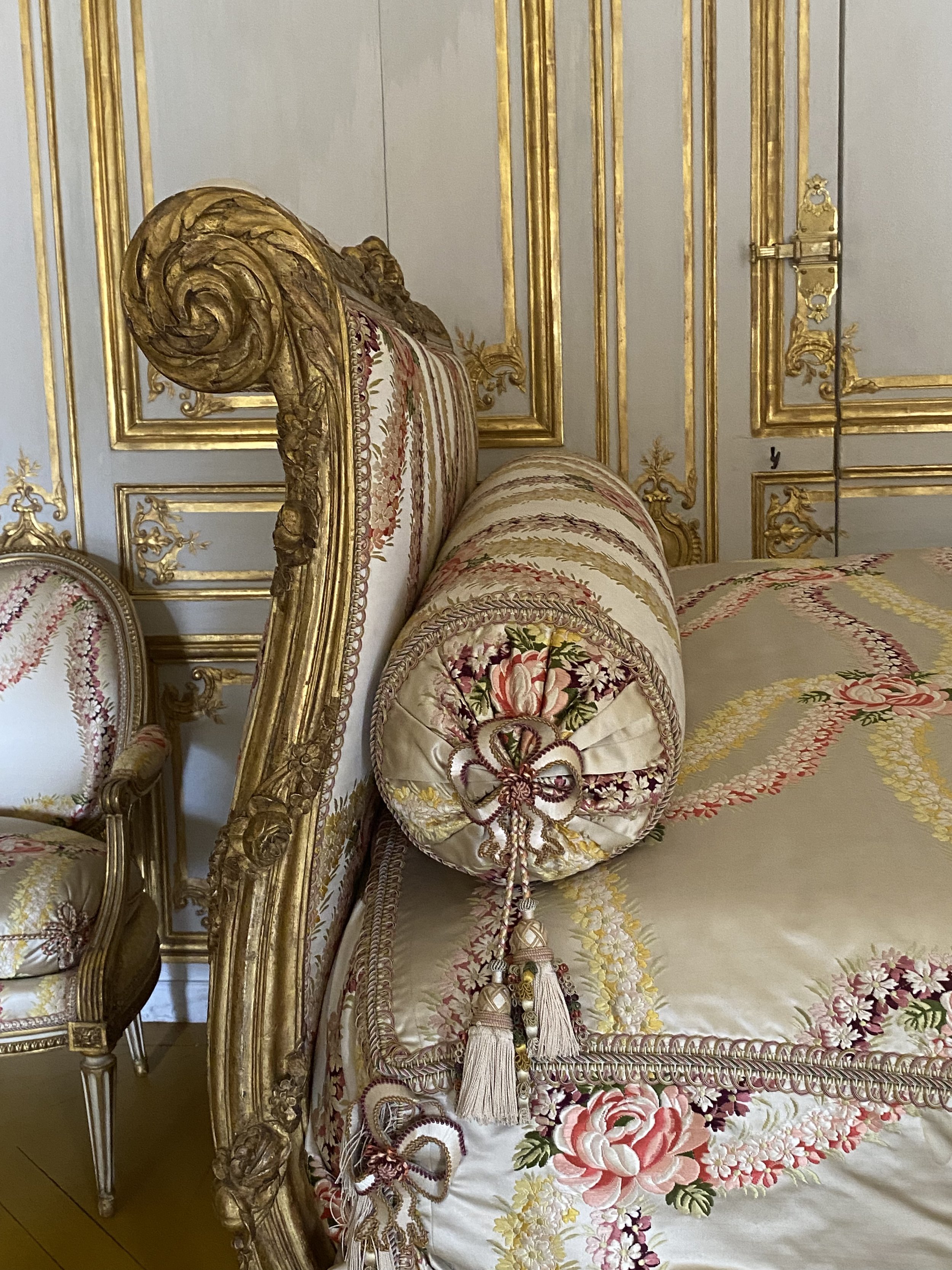 Exclusive Behind-the-Scenes Queen & Mistresses