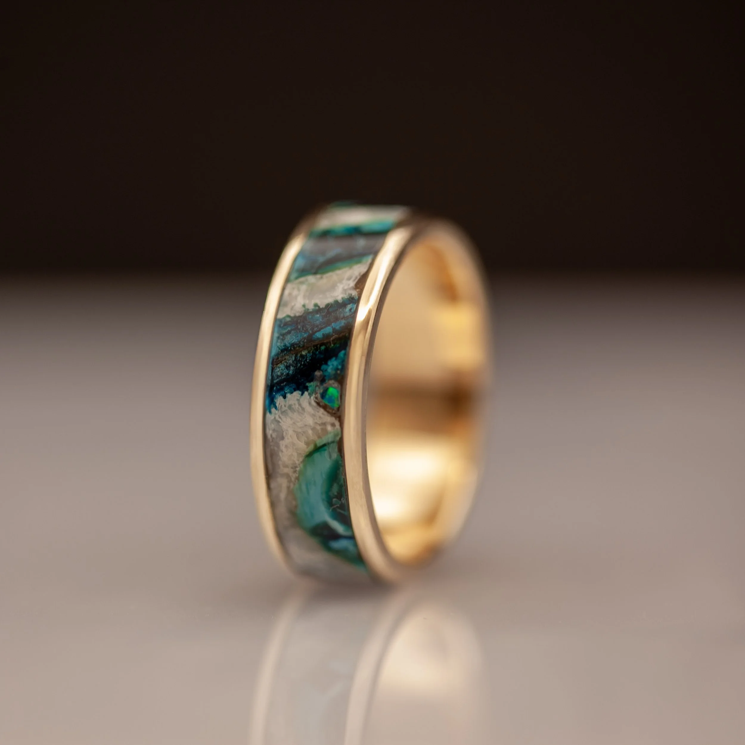 håndlavet ring med grønlig mammutkindtand og opaler