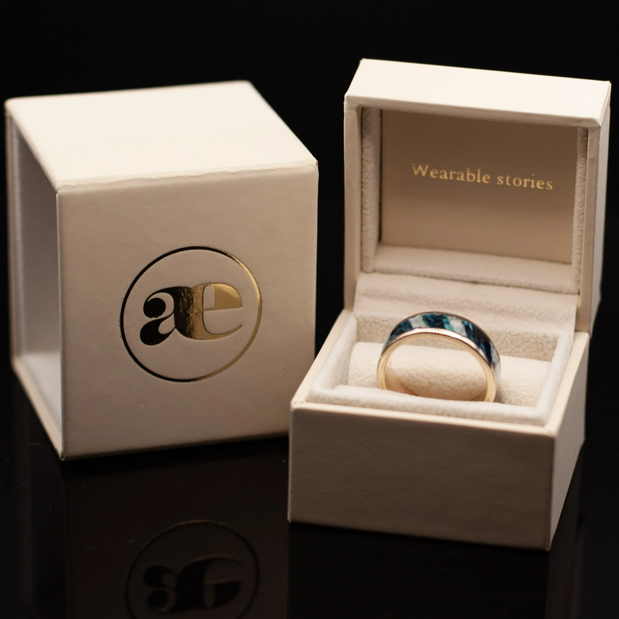 håndlavet ring i mammutkindtand og 14 kt guld præsenteret i æske