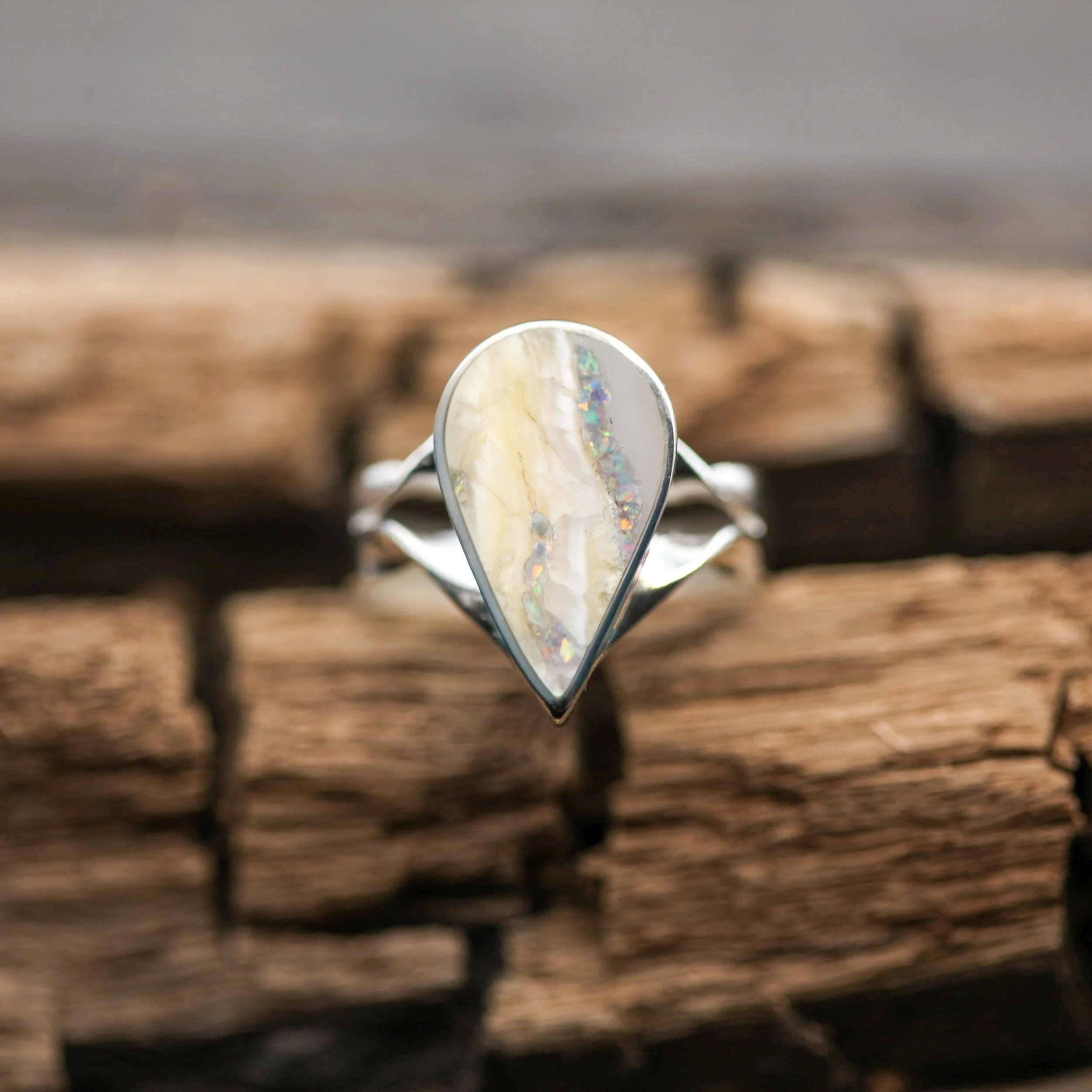 håndlavet femini-ring med lys mammutkindtand og indlæg af opaler