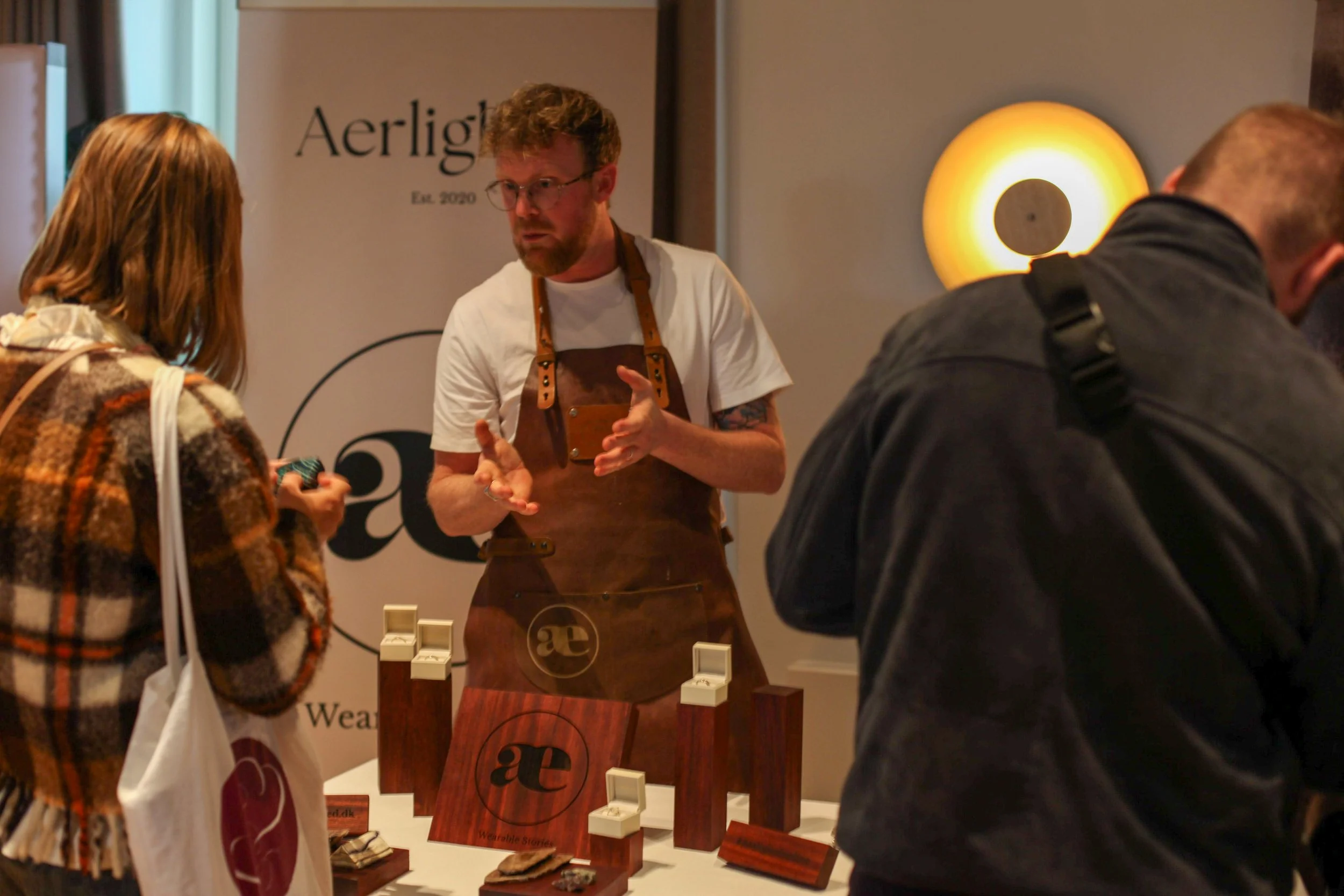 Samtale mellem guldsmed og kunder om design af personlige smykker hos Aerlighed