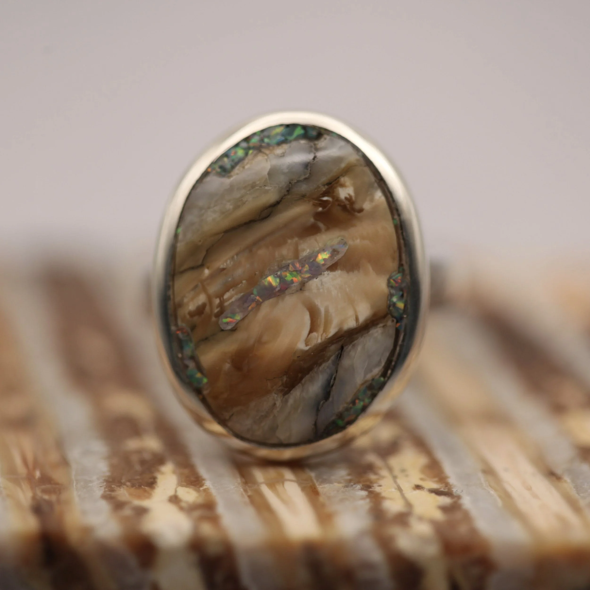 feminin signetring i brun mammutkindtand og 925 sterlingsølv