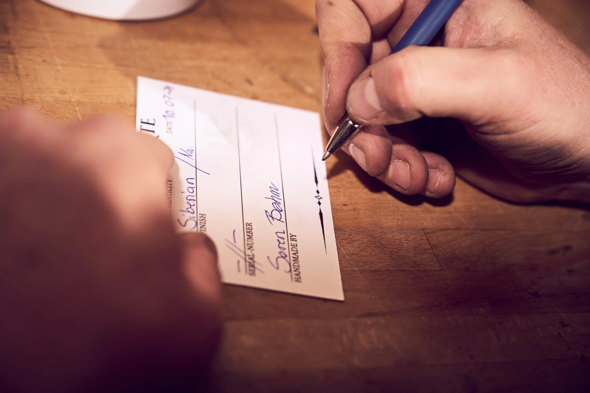 underskrift på certifikat for håndlavet smykke skabt med ærlighed og omtanke