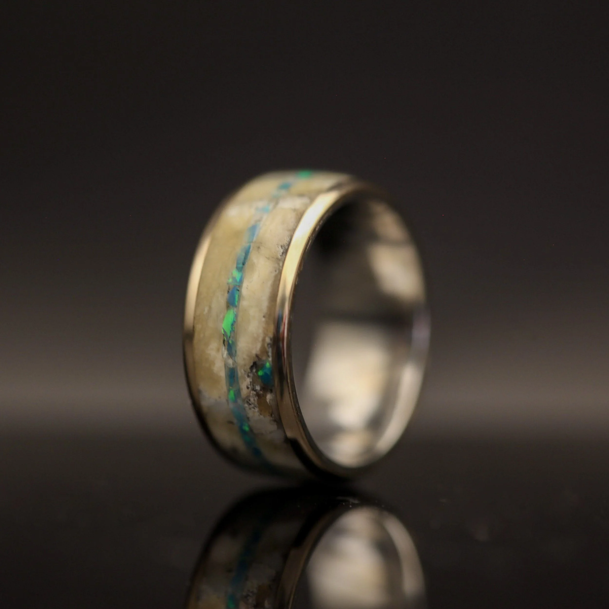 håndlavet guldring med lys mammutkindtand og grønne opaler