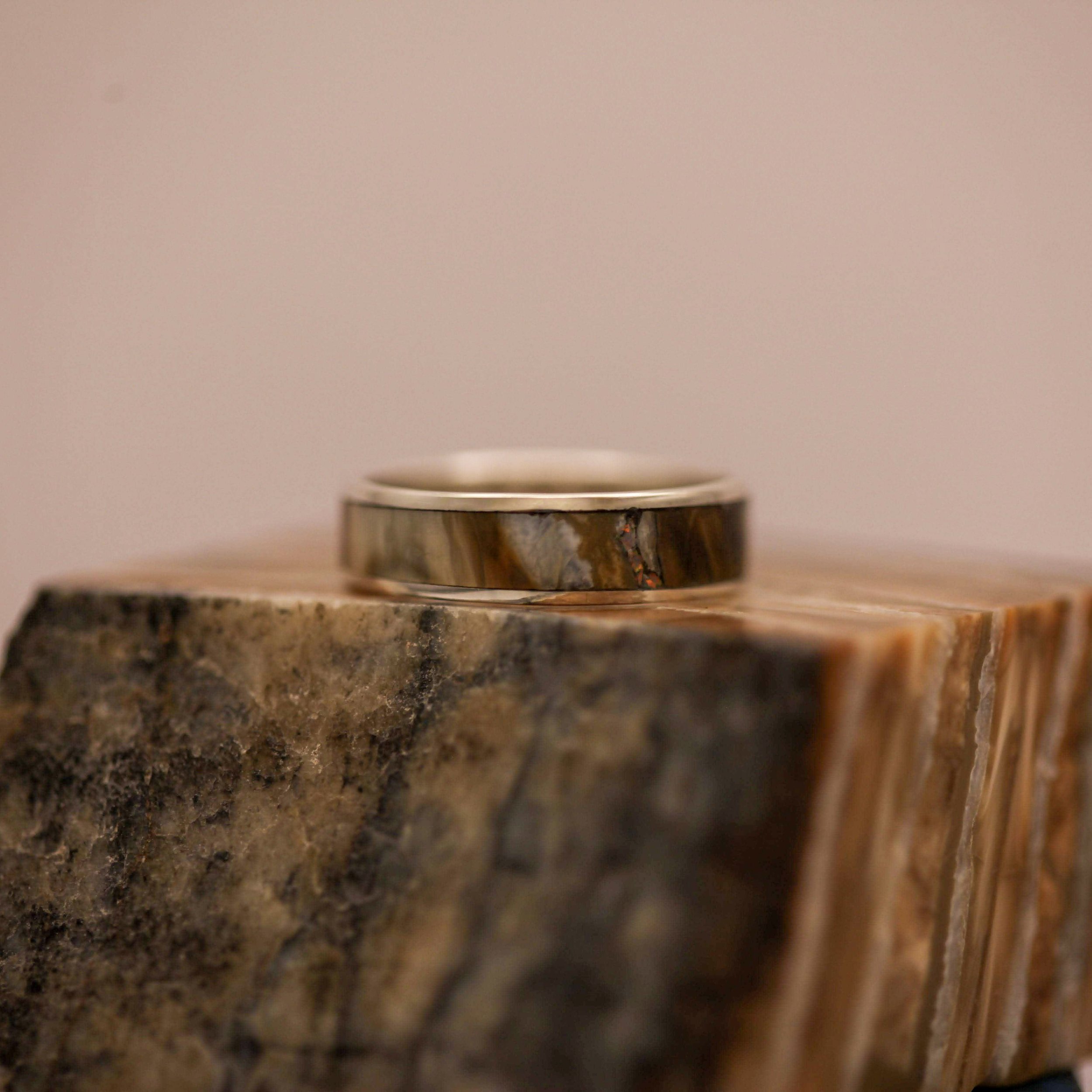 Håndlavet smykke i lys mammut kindtand med opaler i 925 sterling sølv