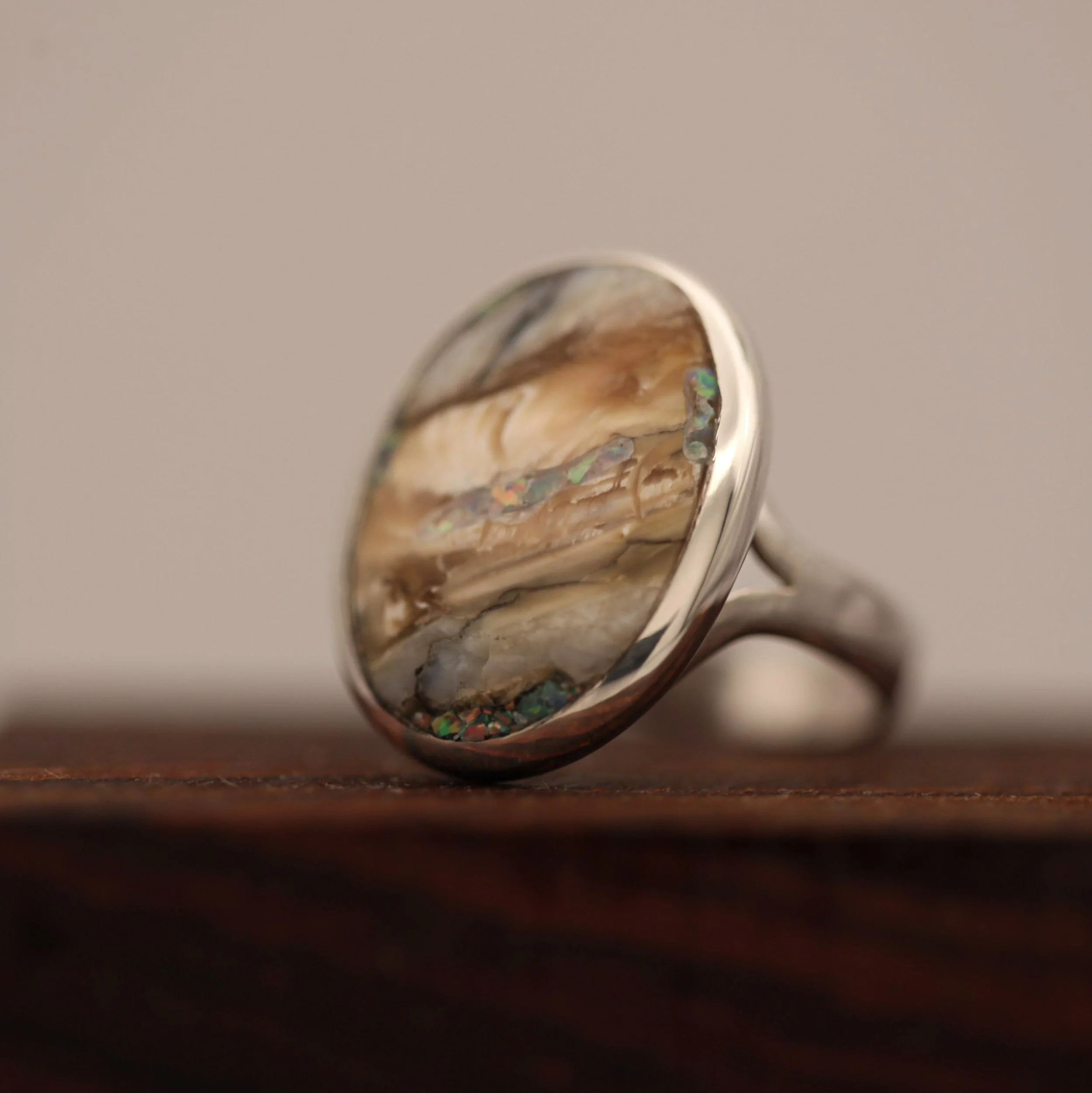 håndlavet damering med mammutkindtand og opaler