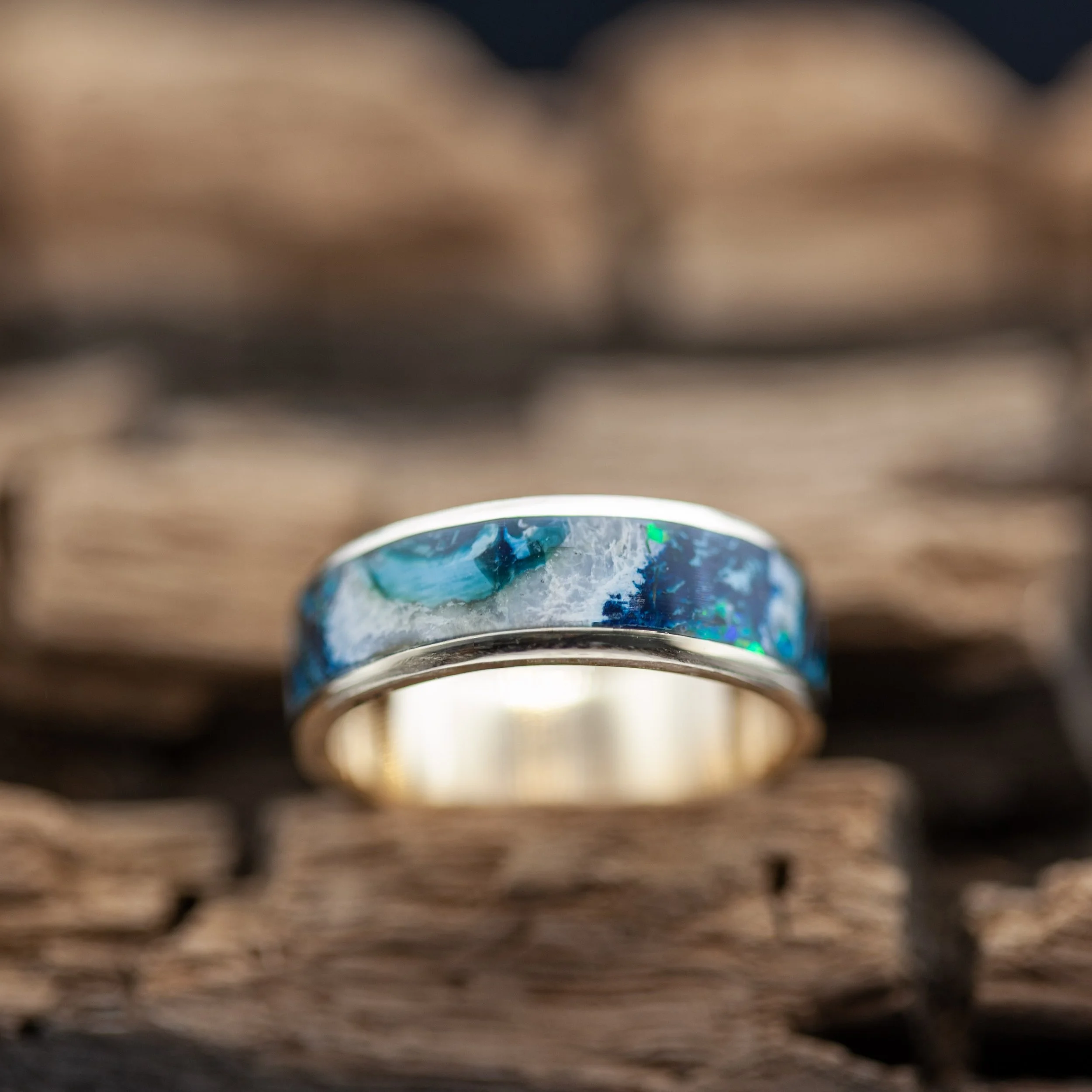 Håndlavet ring i guld med grønblå mammut kindtand og naturlig struktur