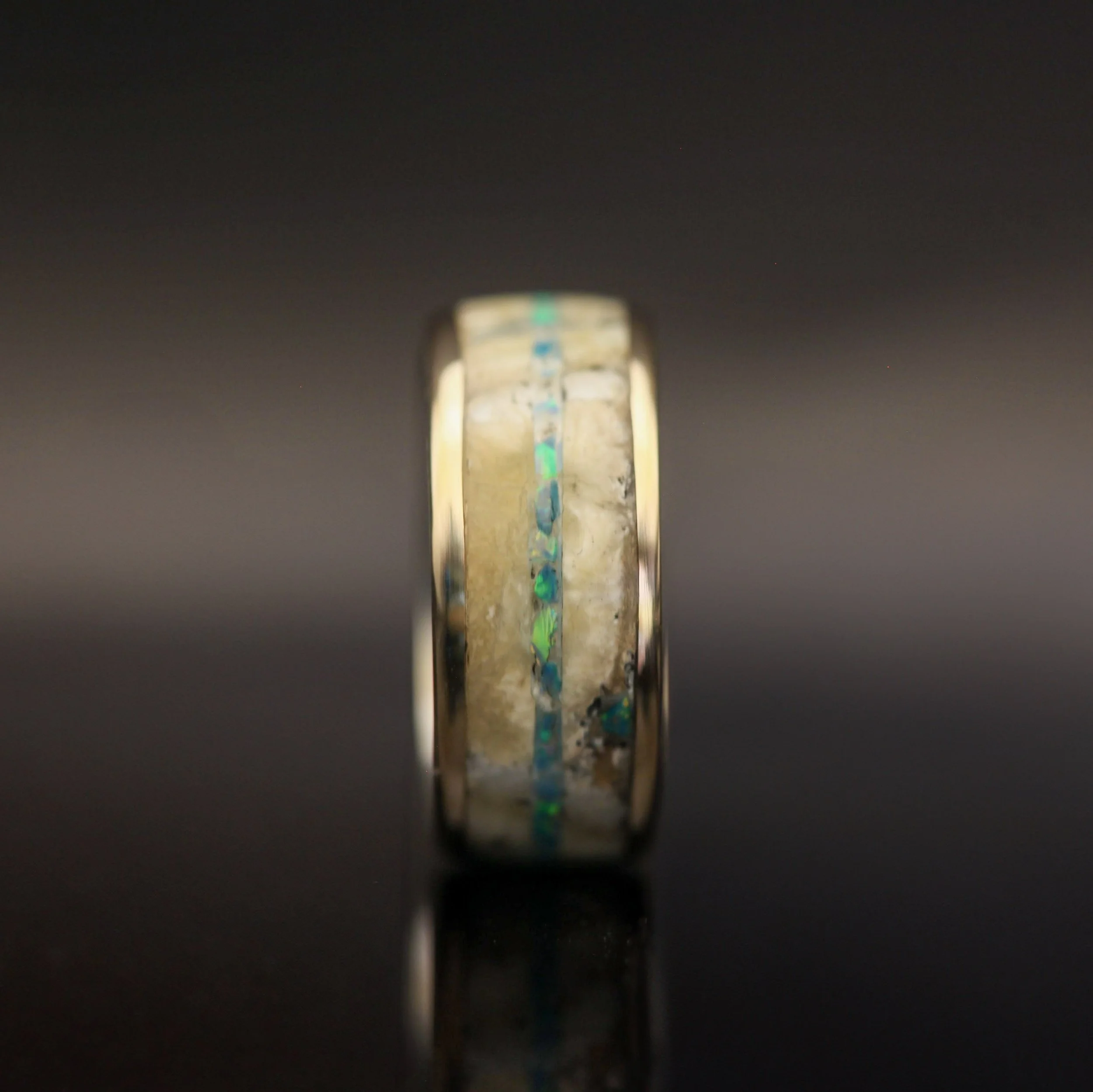 unikt håndlavet smykke med mammutkindtand, guld og opaler