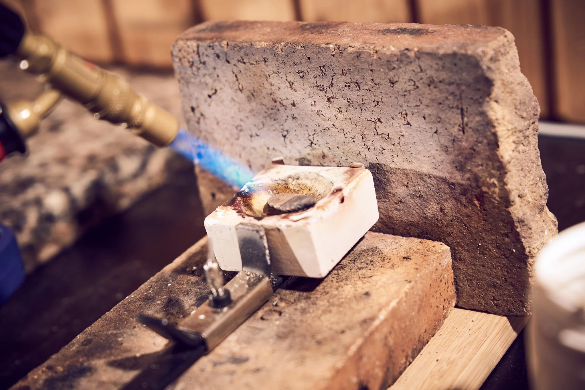 Smeltning af guld i værksted hos Aerlighed i Esbjerg