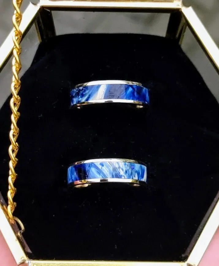 Personlige vielsesringe i blå mammut og arveguld håndlavet hos Aerlighed