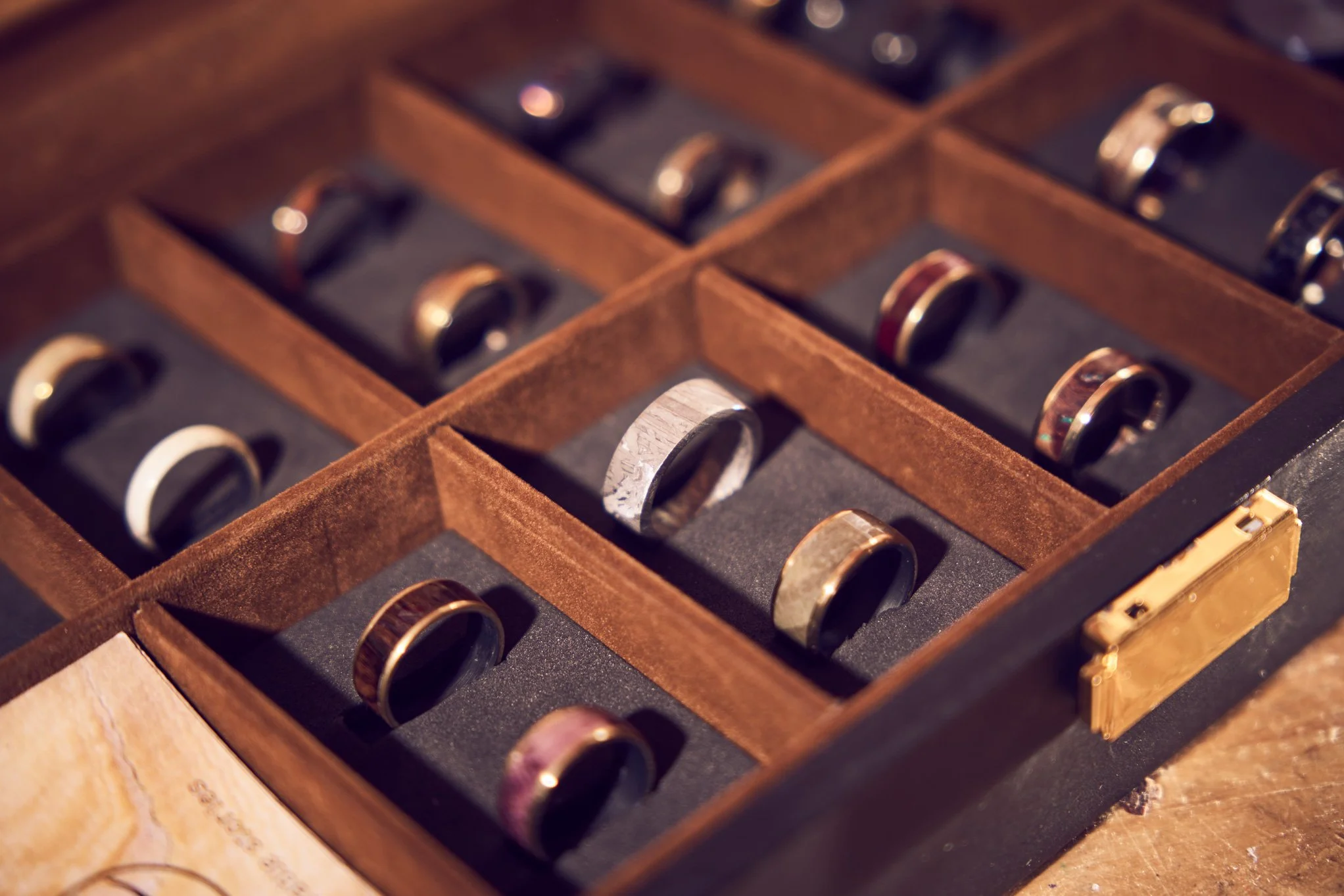 Udvalg af håndlavede ringe i forskellige materialer præsenteret i ringæske hos Aerlighed