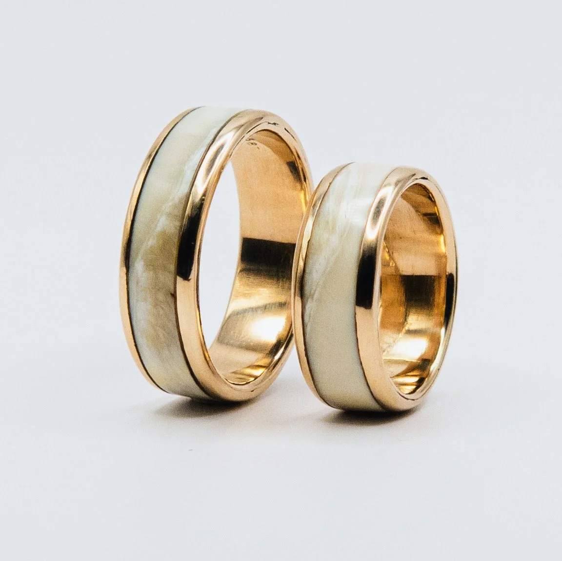 Sæt af personlige vielsesringe i mammutelfenben skabt hos Aerlighed