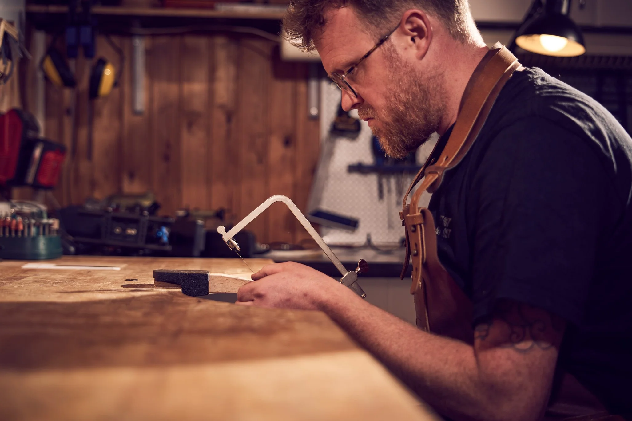 smykkedesigner bag Aerlighed arbejder med håndlavede smykker i værkstedet