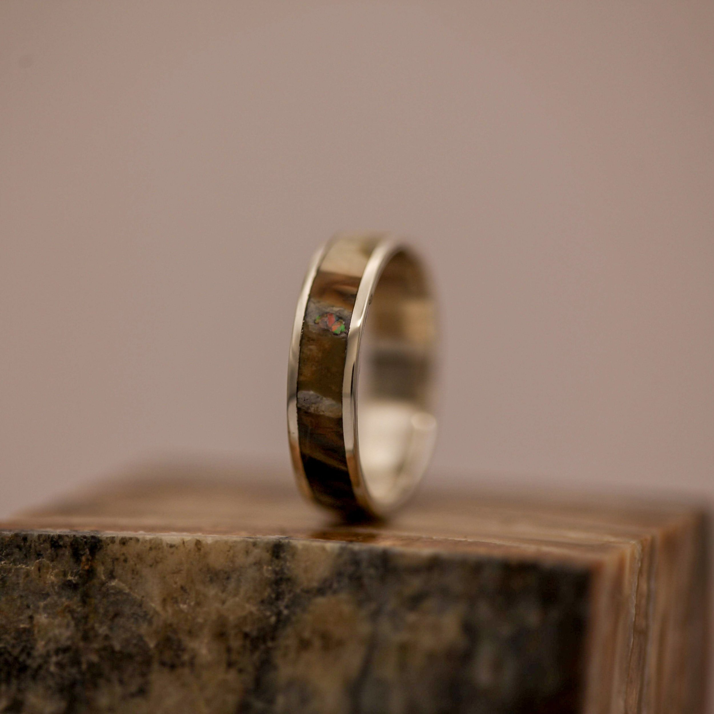 Closeup af opaler indfattet i smykke af mammut kindtand