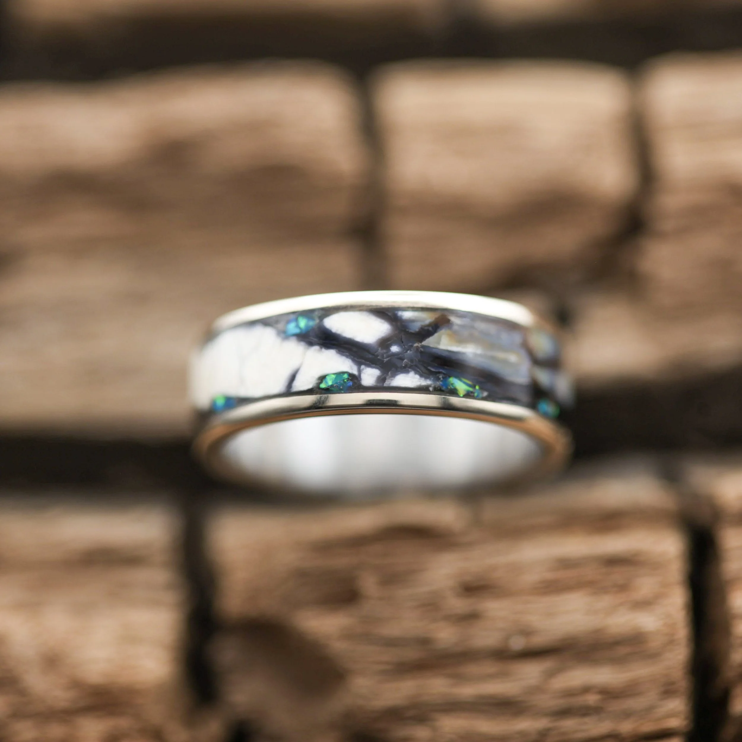 håndlavet guldring med hvid mammutstødtand og opaler