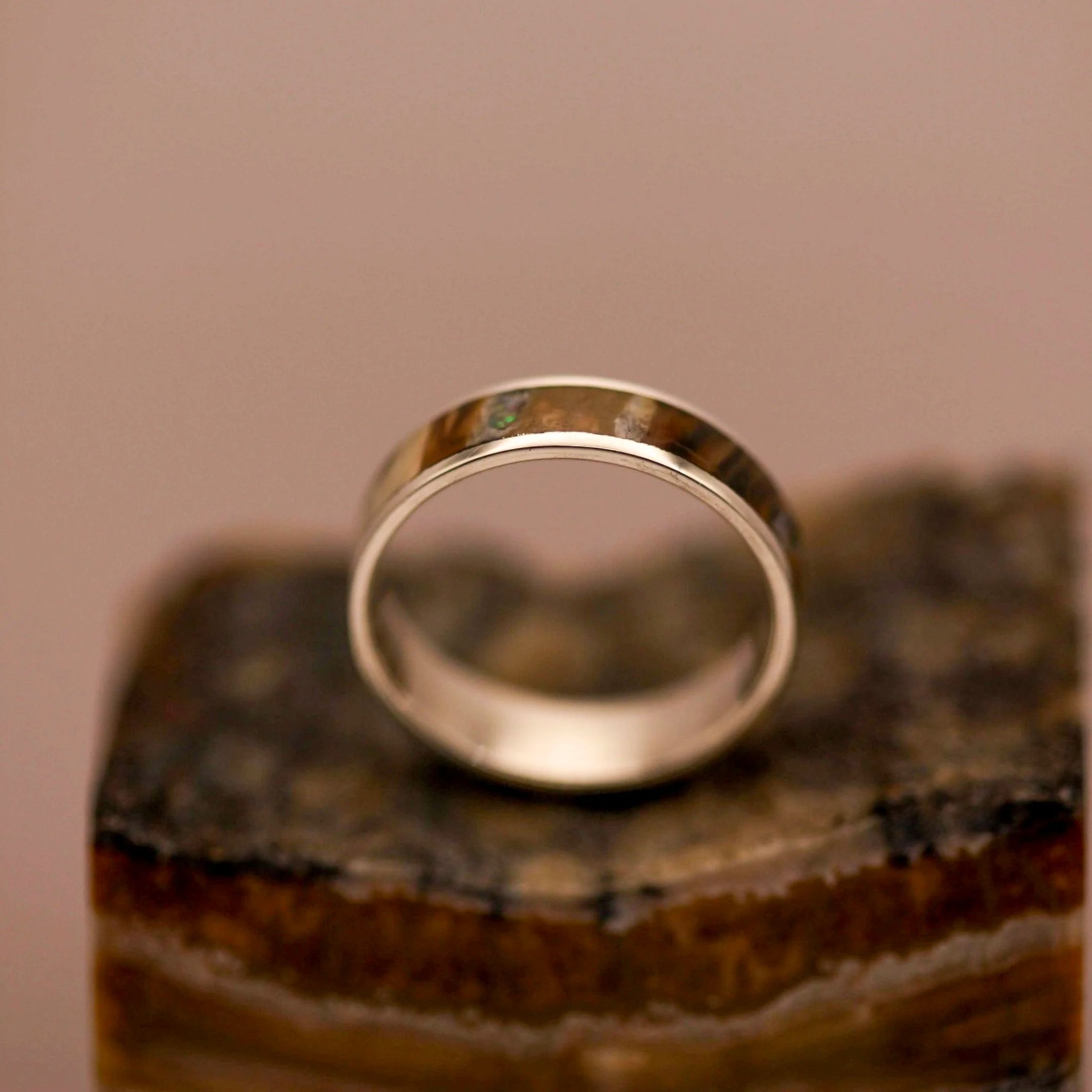 Smykke i mammut kindtand og opaler præsenteret i æske