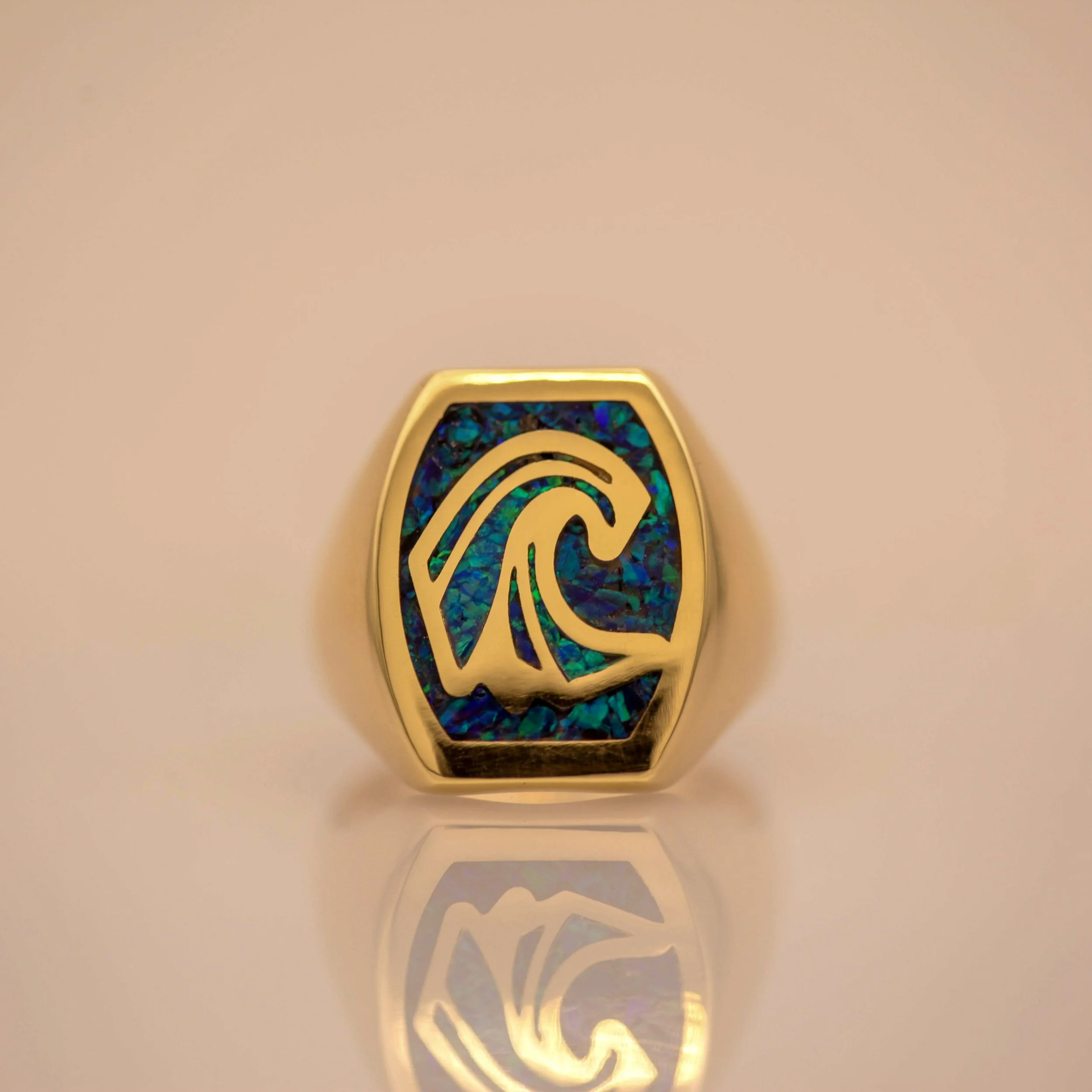 Specialdesignet Nordic Storm signetring i 14 karat guld med blå opaler fra Aerlighed