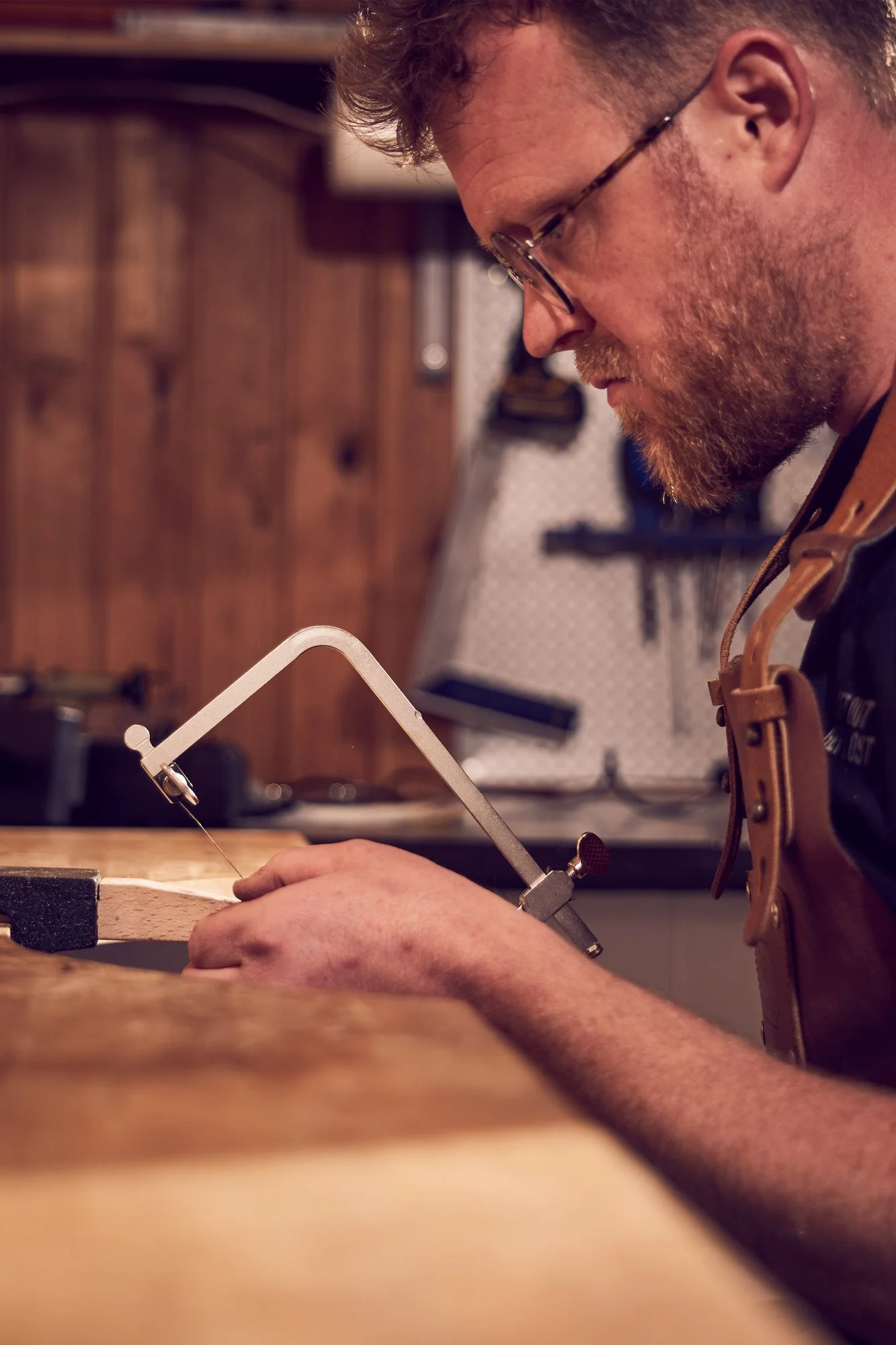 smykkedesigner saver guld som del af håndværket bag personlige smykker