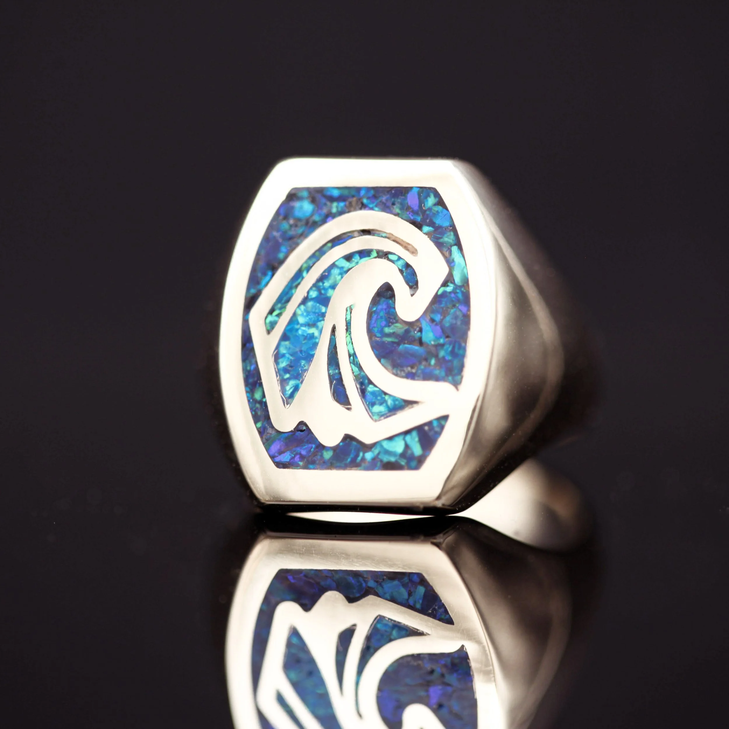 Guld og grønblå opaler før forarbejdning til mesterskabsring