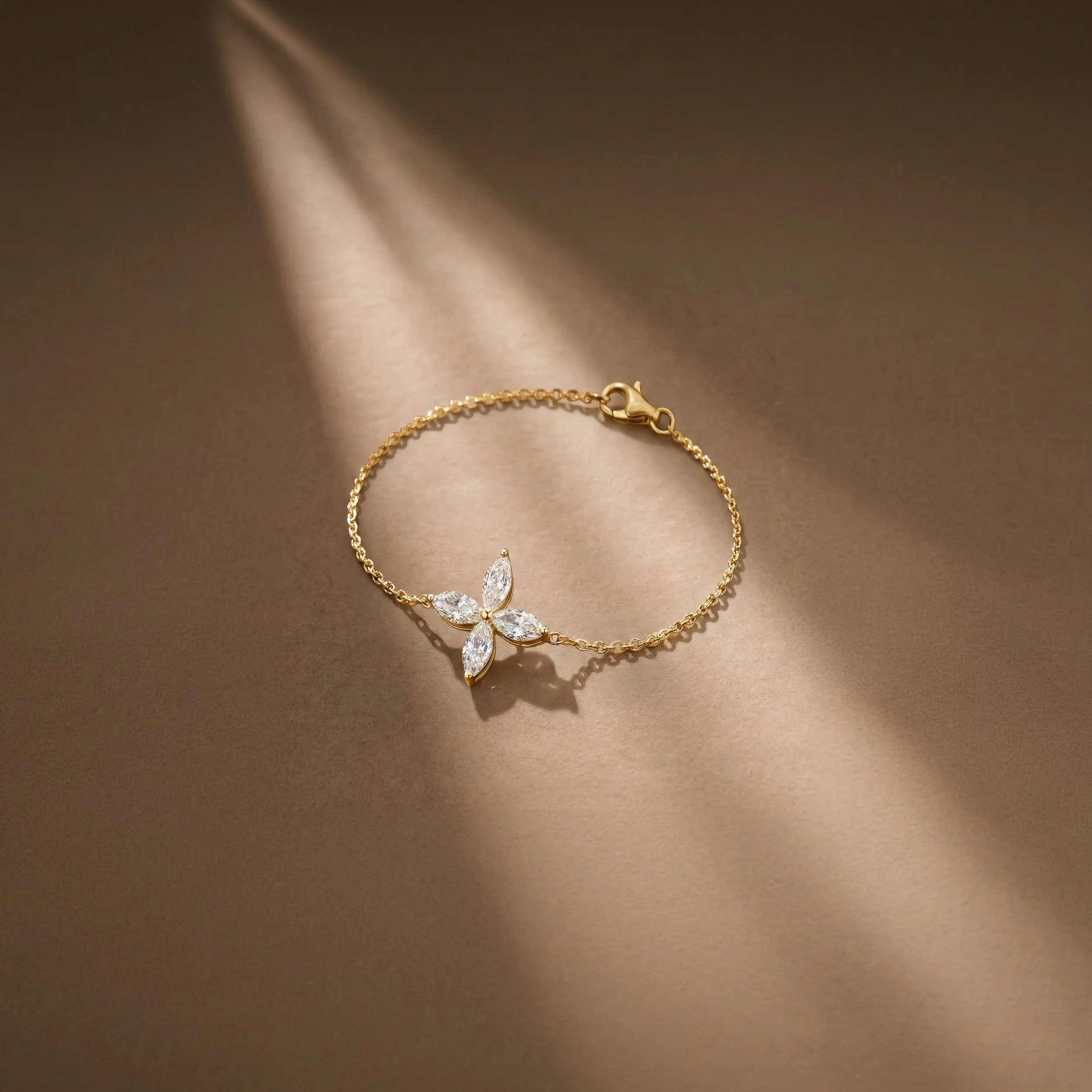 Diamond Blossom bracelet in yellow gold